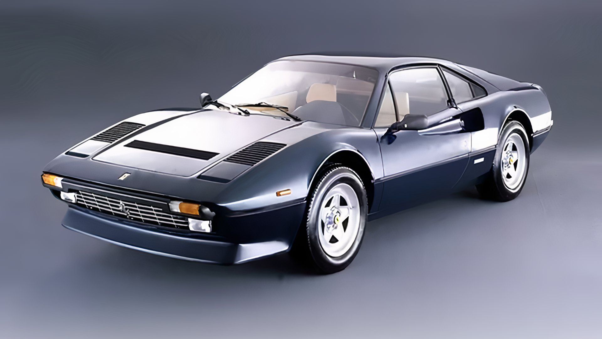 Uma Ferrari 308 GTB Quattrovalvole azul escuro de 1983 no estúdio