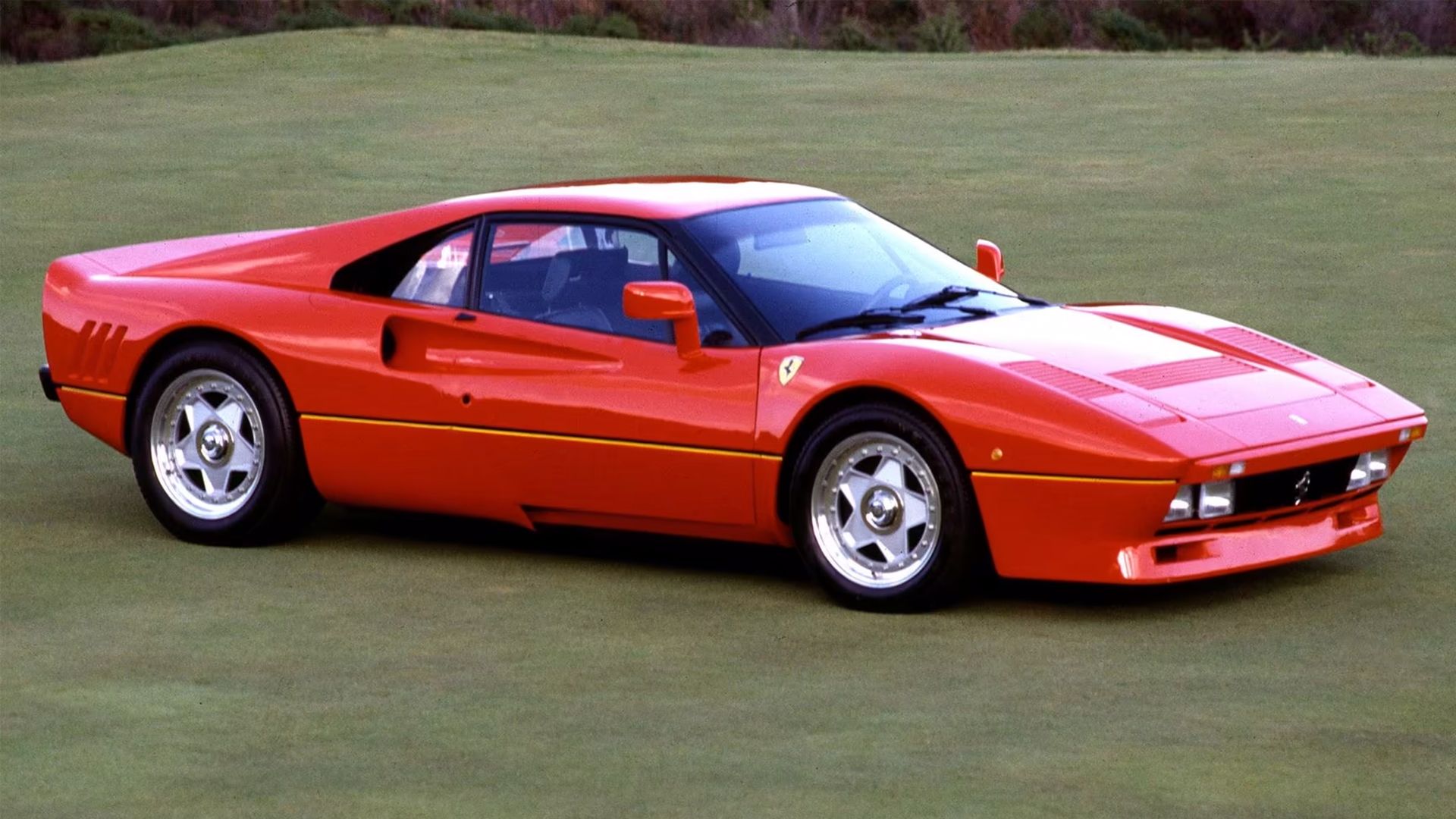 Uma Ferrari 288 GTO vermelha de 1984 estacionada