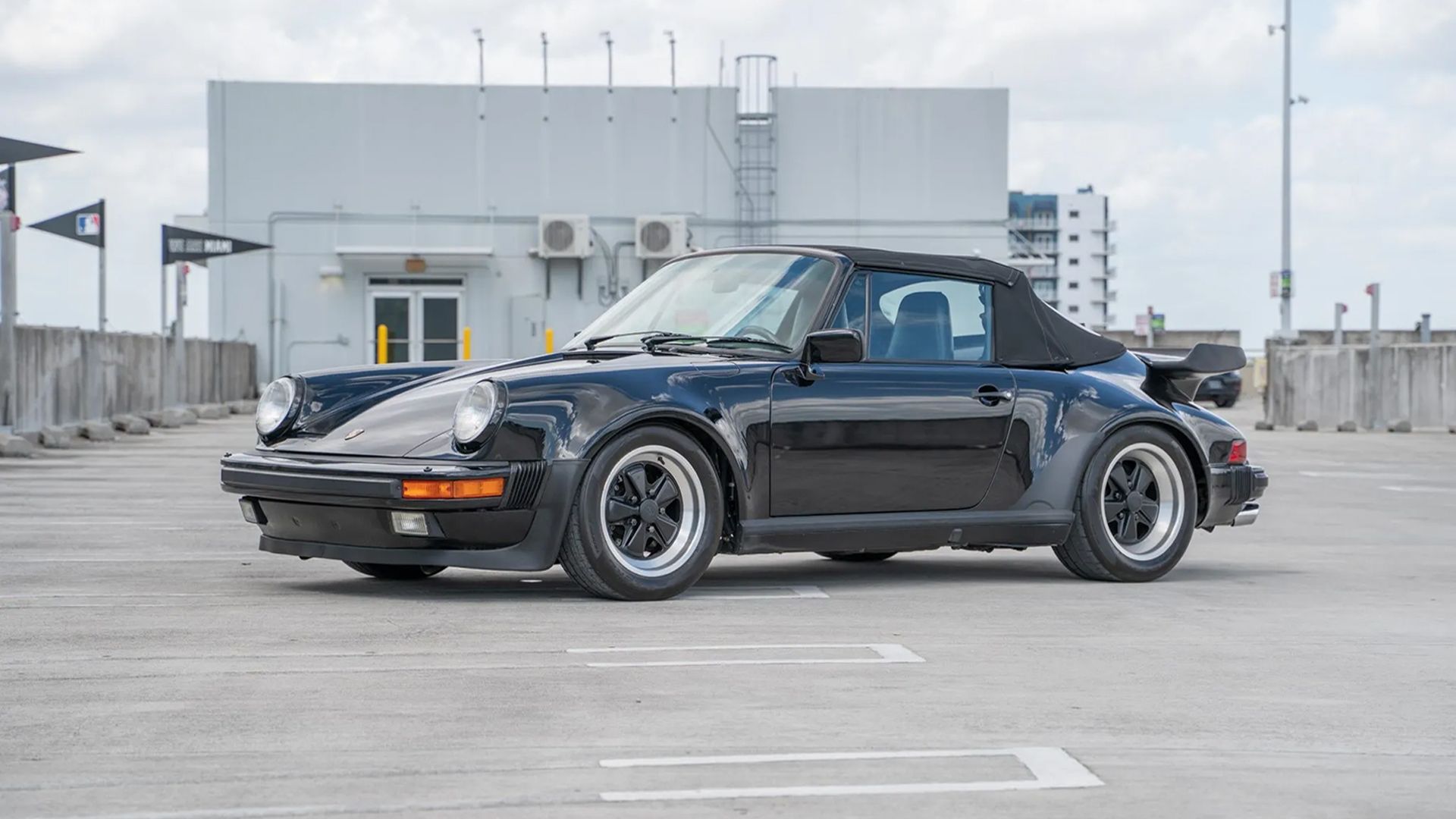 Um Porsche 911 Turbo Cabriolet Preto de 1989 Estacionado