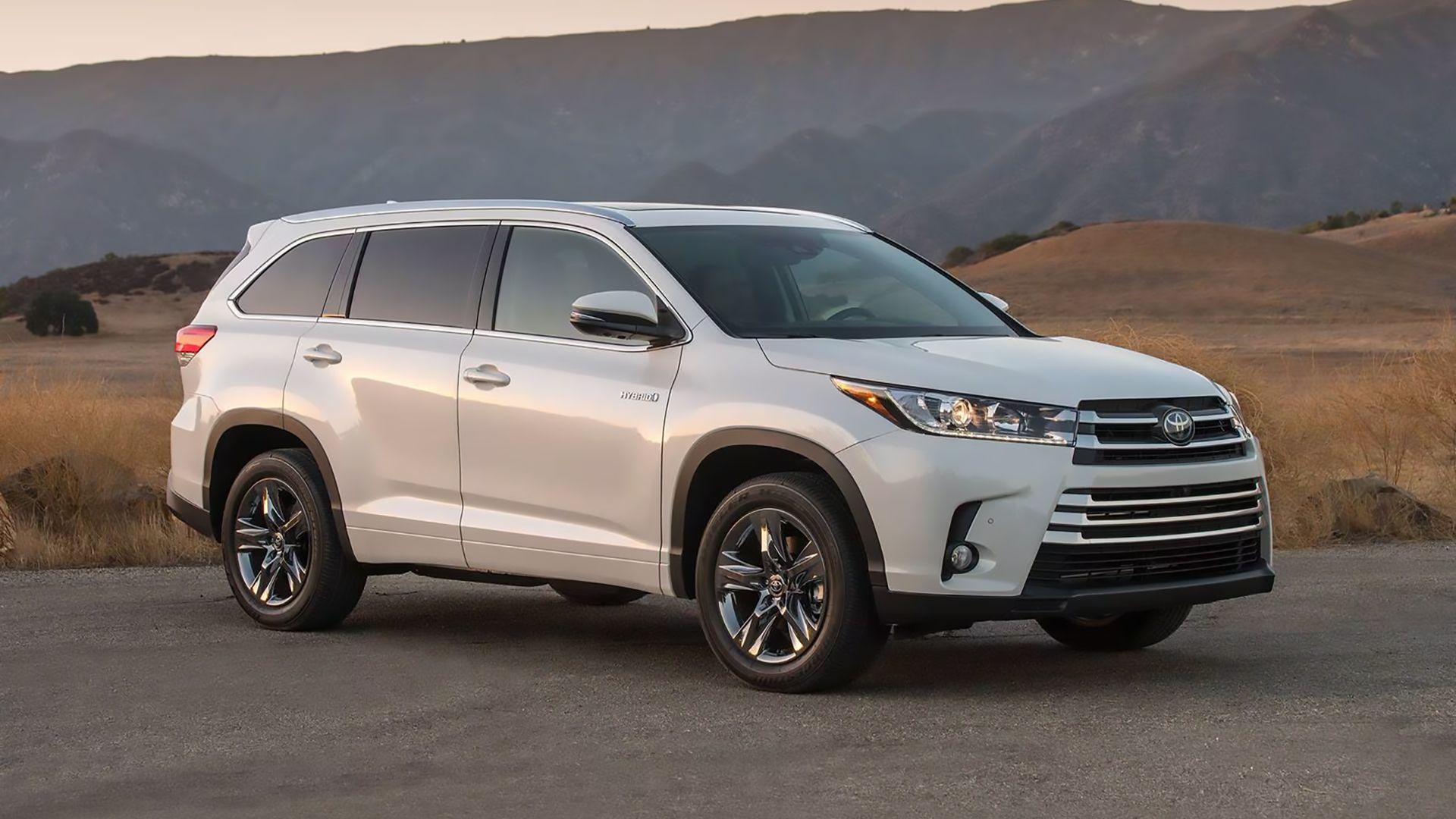 Um híbrido Toyota Highlander branco 2017 estacionado