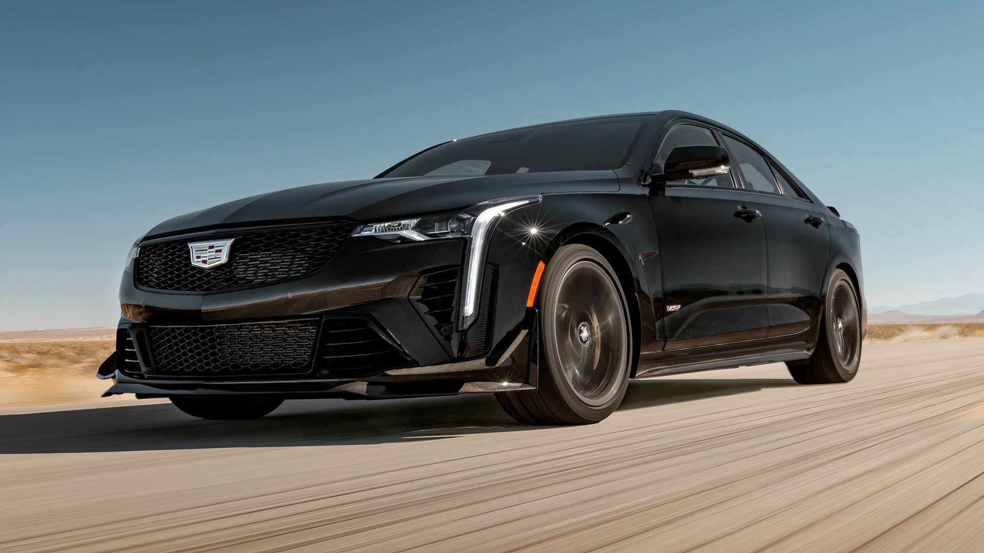 Um Cadillac CT4-V Blackwing preto 2023 dirigindo