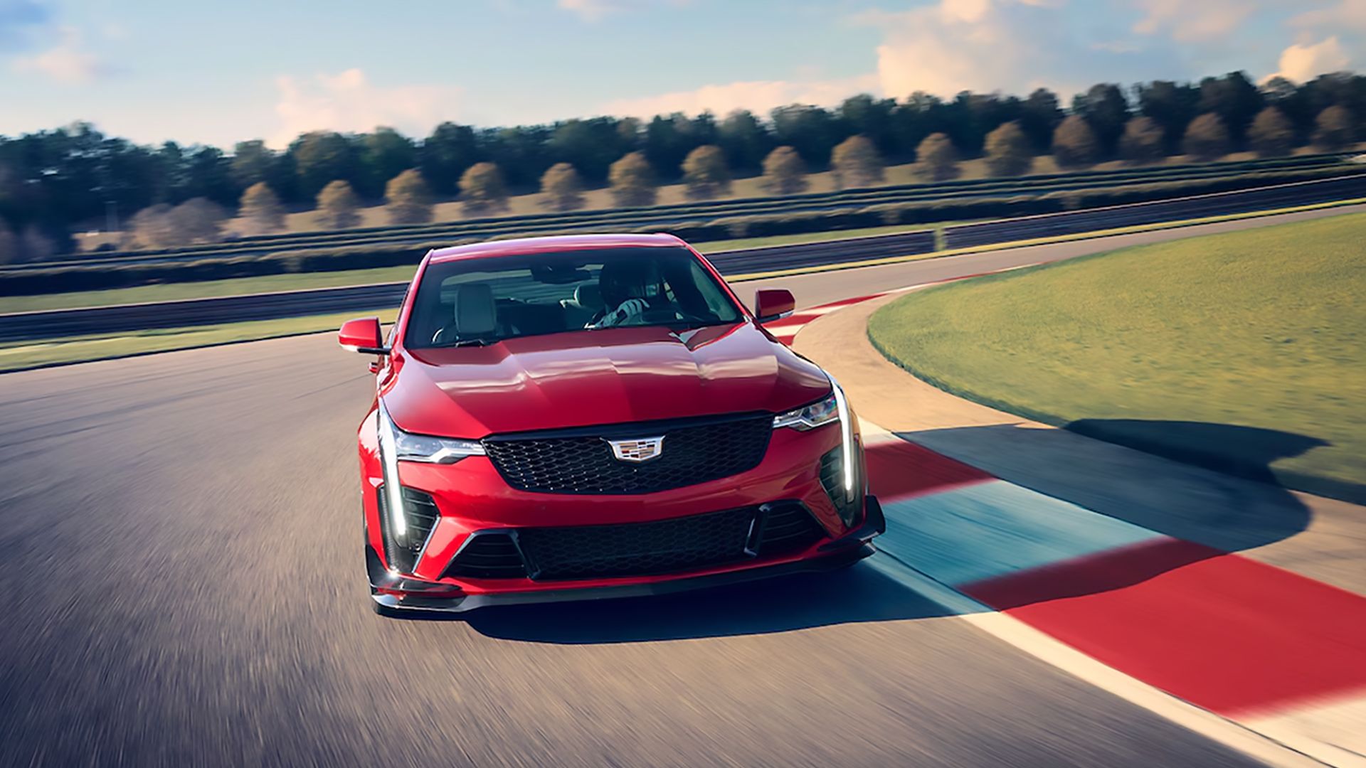 Um Cadillac CT4-V Blackwing vermelho 2024 dirigindo na pista