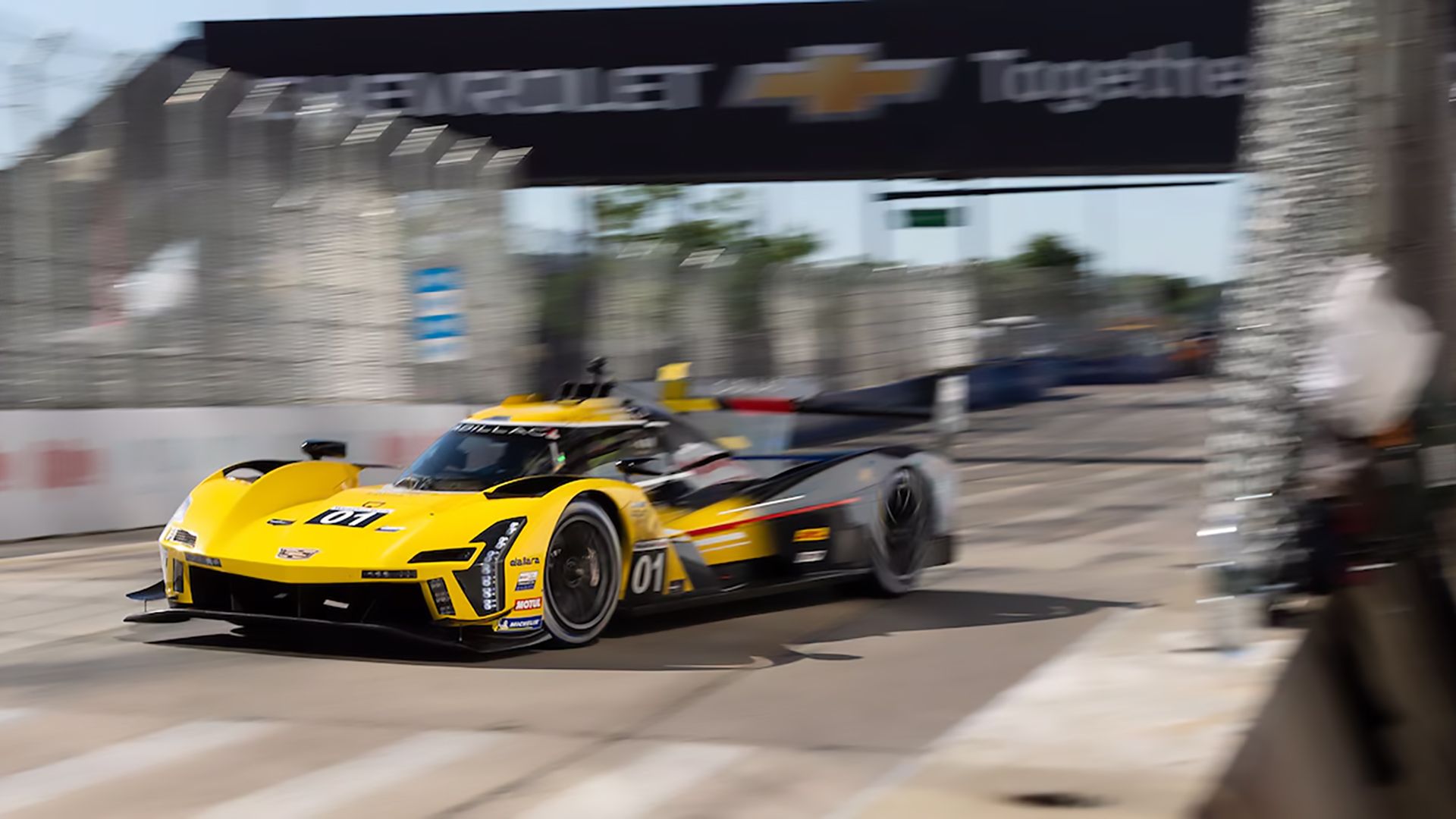 O Cadillac V-Series.R 2024 correndo na pista