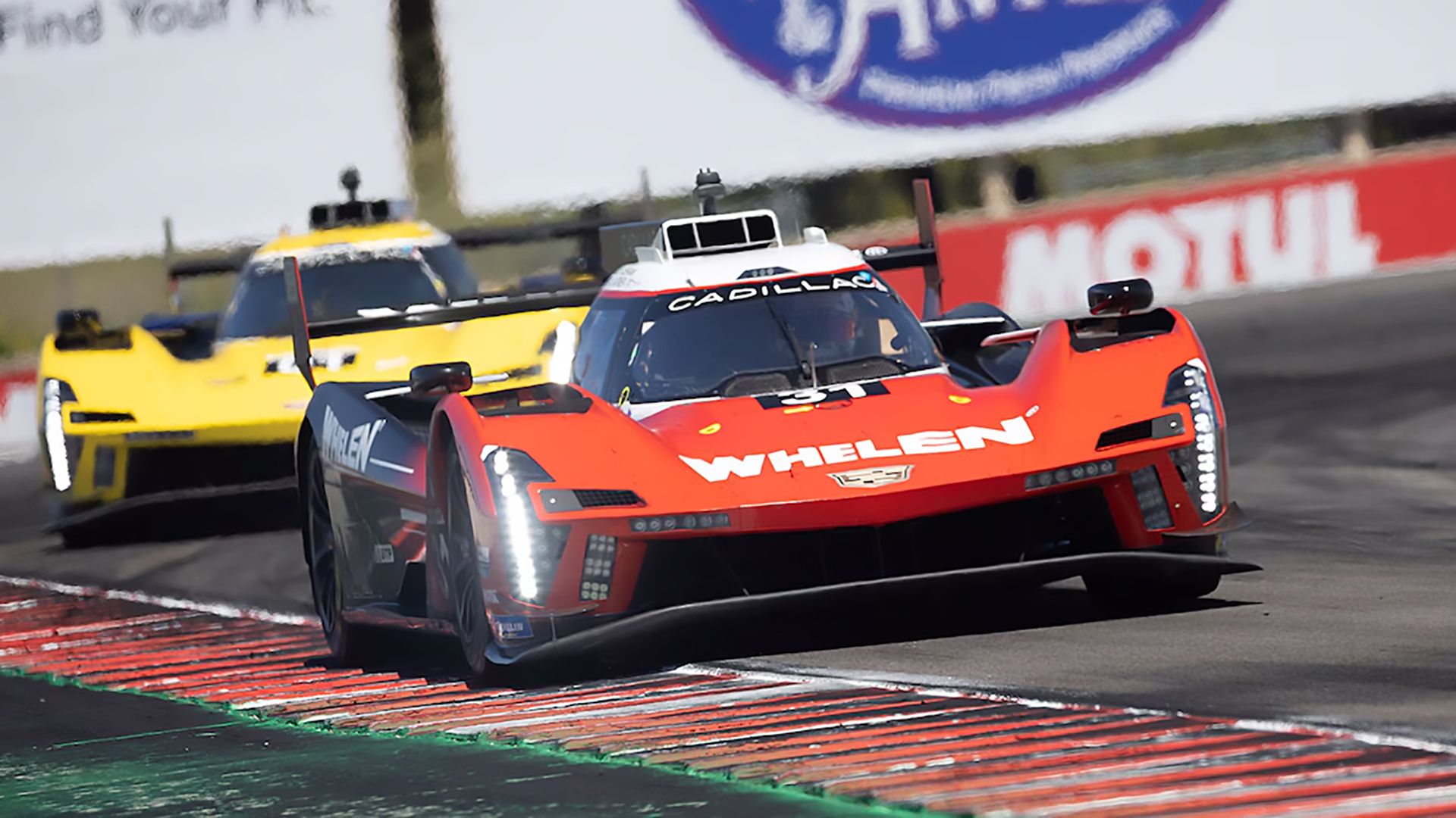 Dois dos 2024 Cadillac V-Series.R Racing On Track