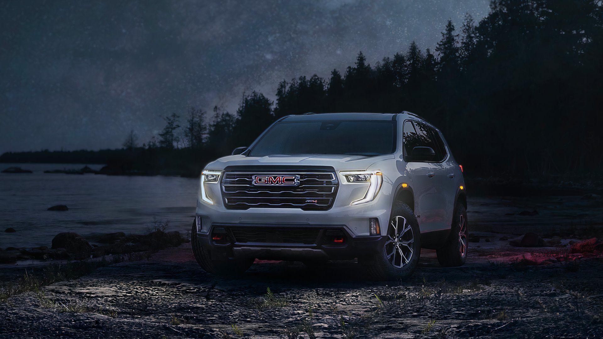 2024 GMC Acadia AT4 frente três quartos escuro TopSpeed