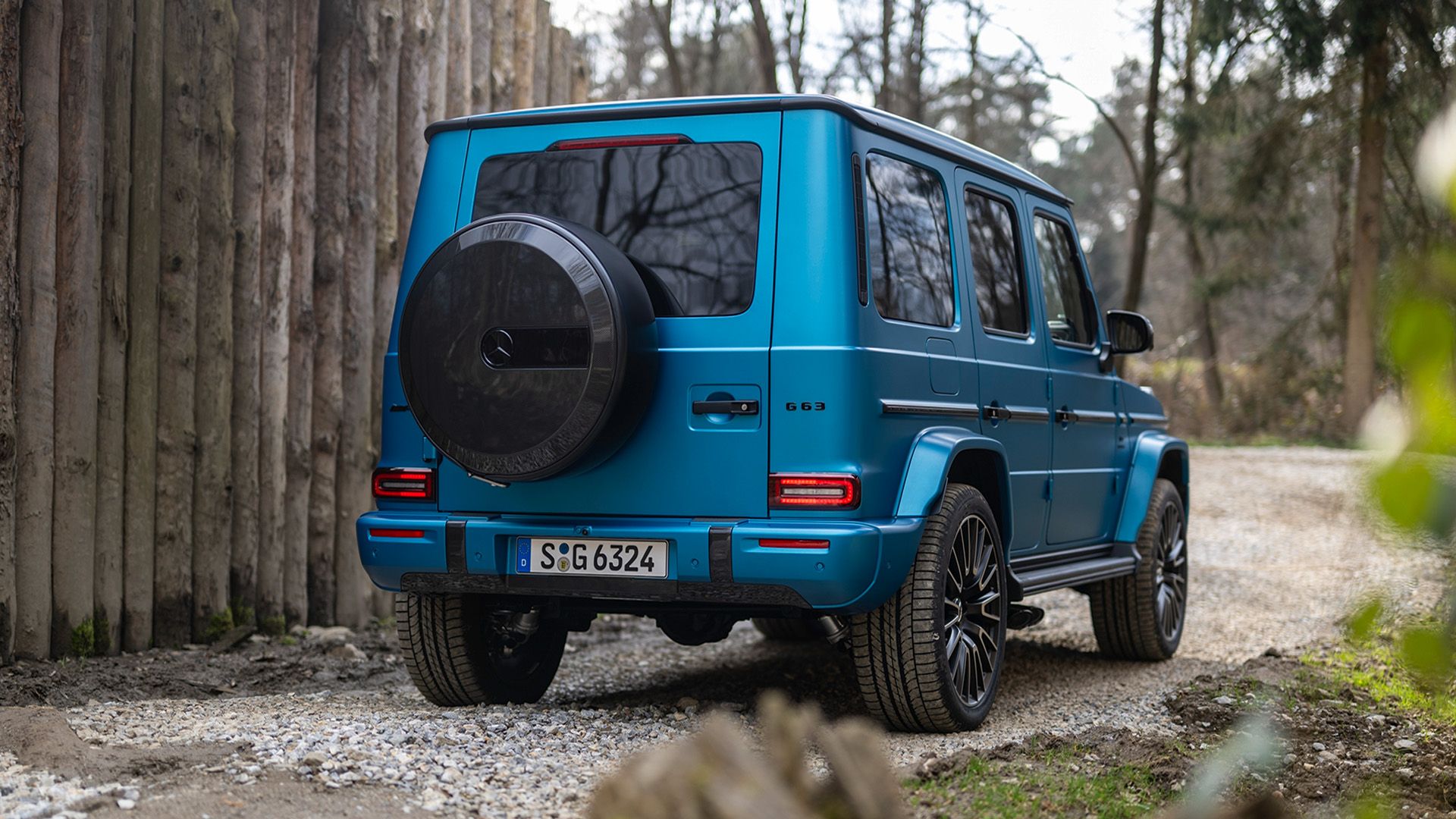 Um Mercedes-AMG G63 Azul 2024 Estacionado