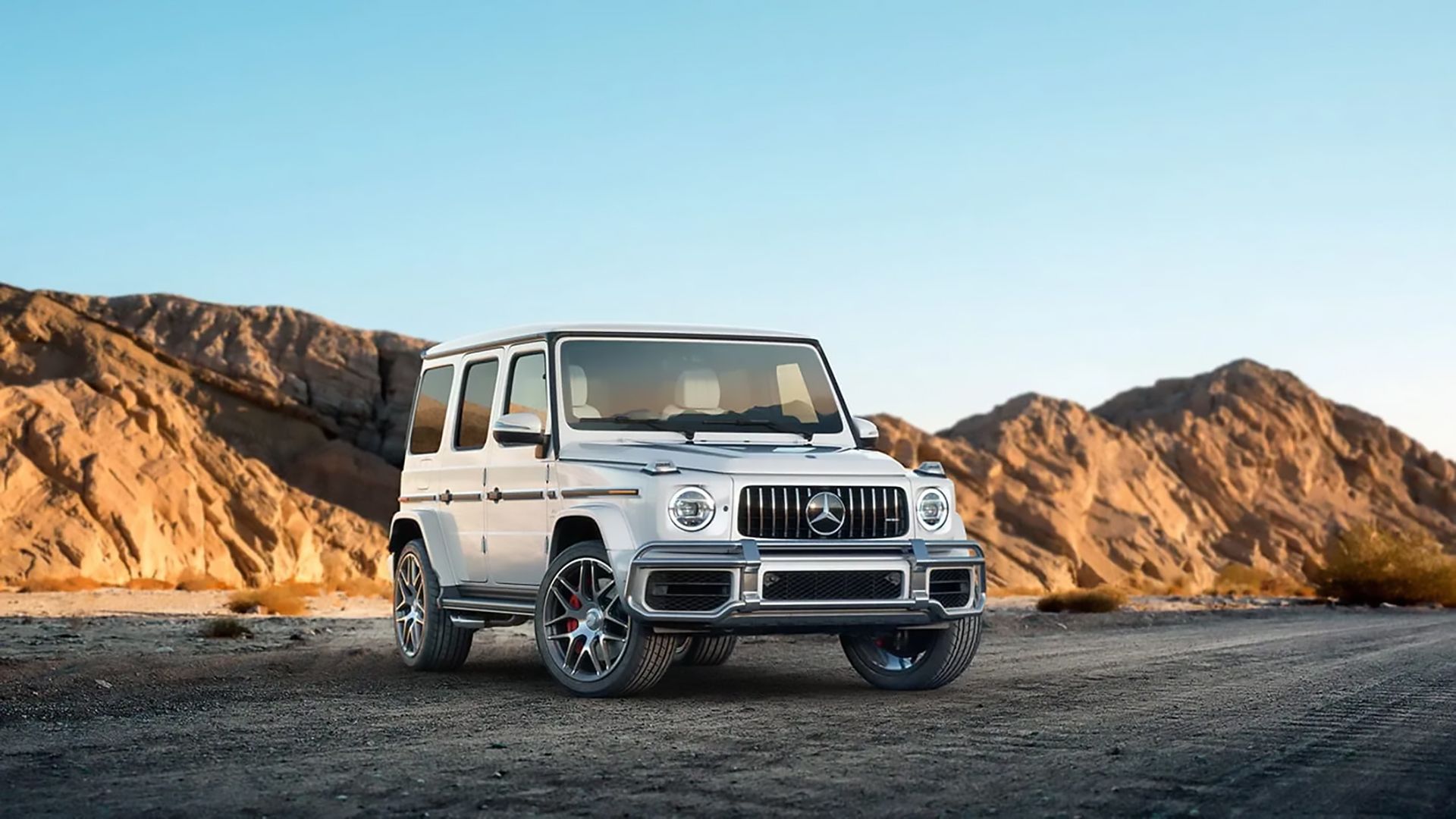 Um Mercedes-AMG G63 2024 branco estacionado