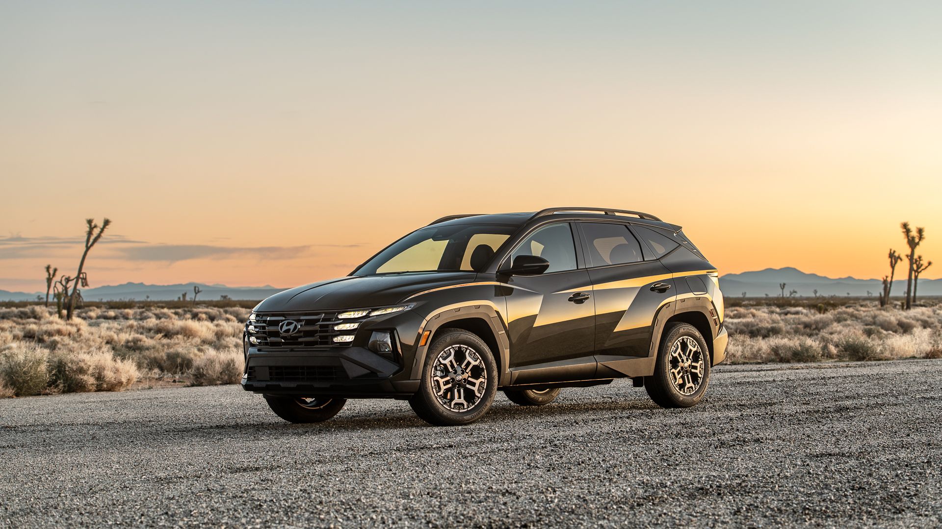 Foto frontal 3/4 de um Hyundai Tucson 2025 estacionado