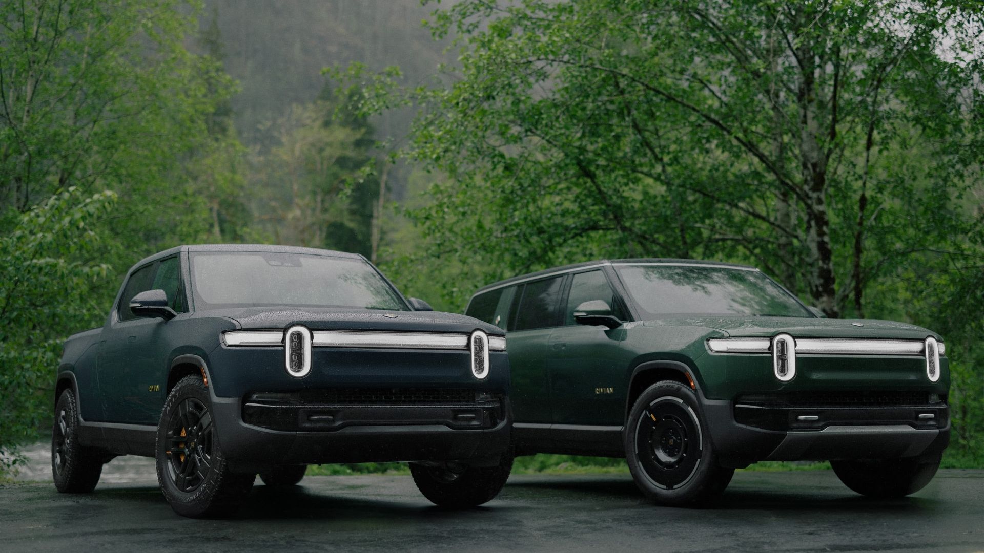 Front three-quarters shot of the 2025 Rivian R1S and R1T.