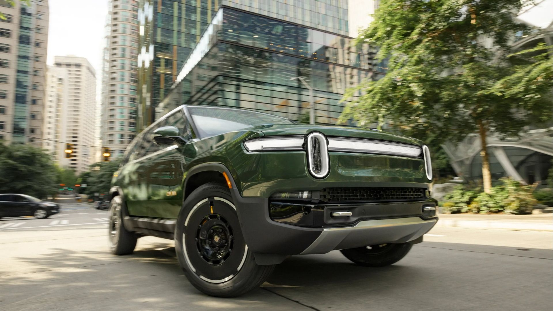 Front three-quarters shot of the 2025 Rivian R1S. 