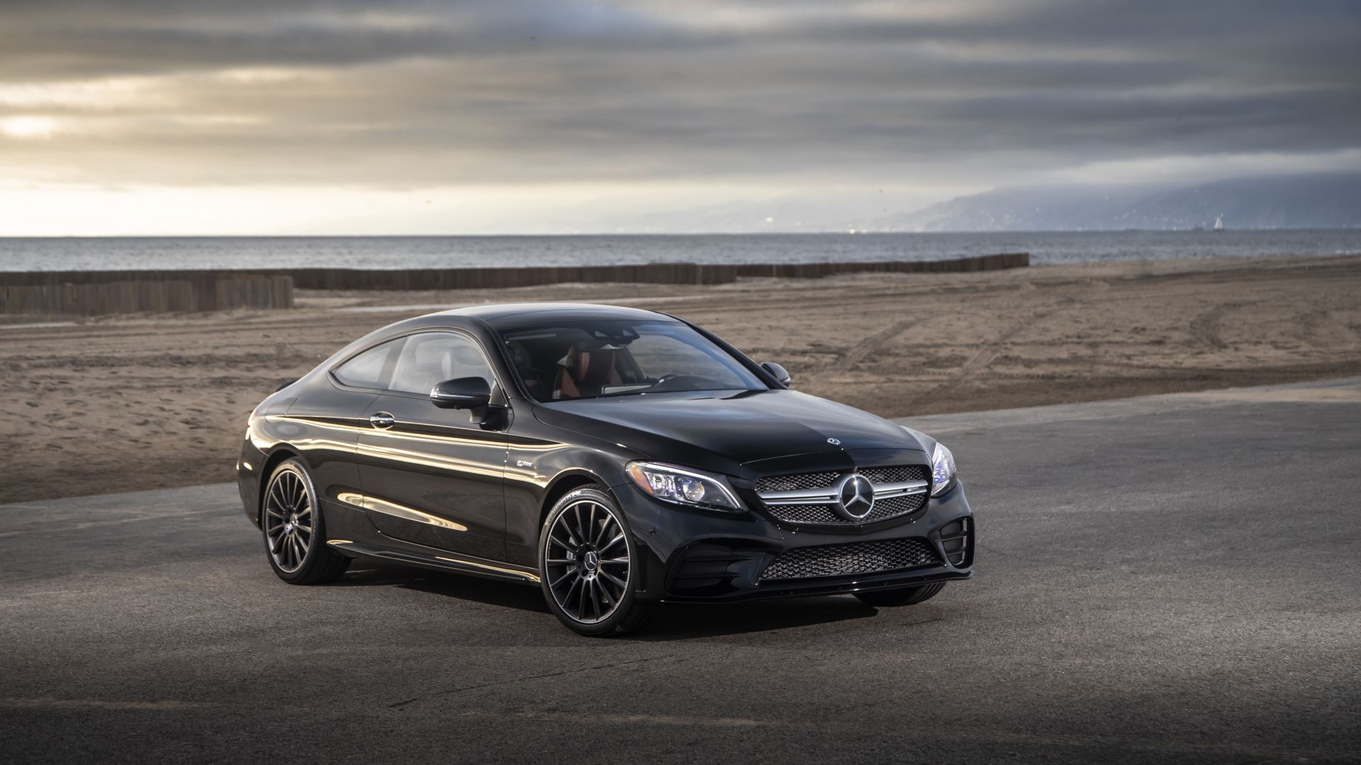 Foto frontal 3/4 de um Mercedes-AMG C 43 2019 