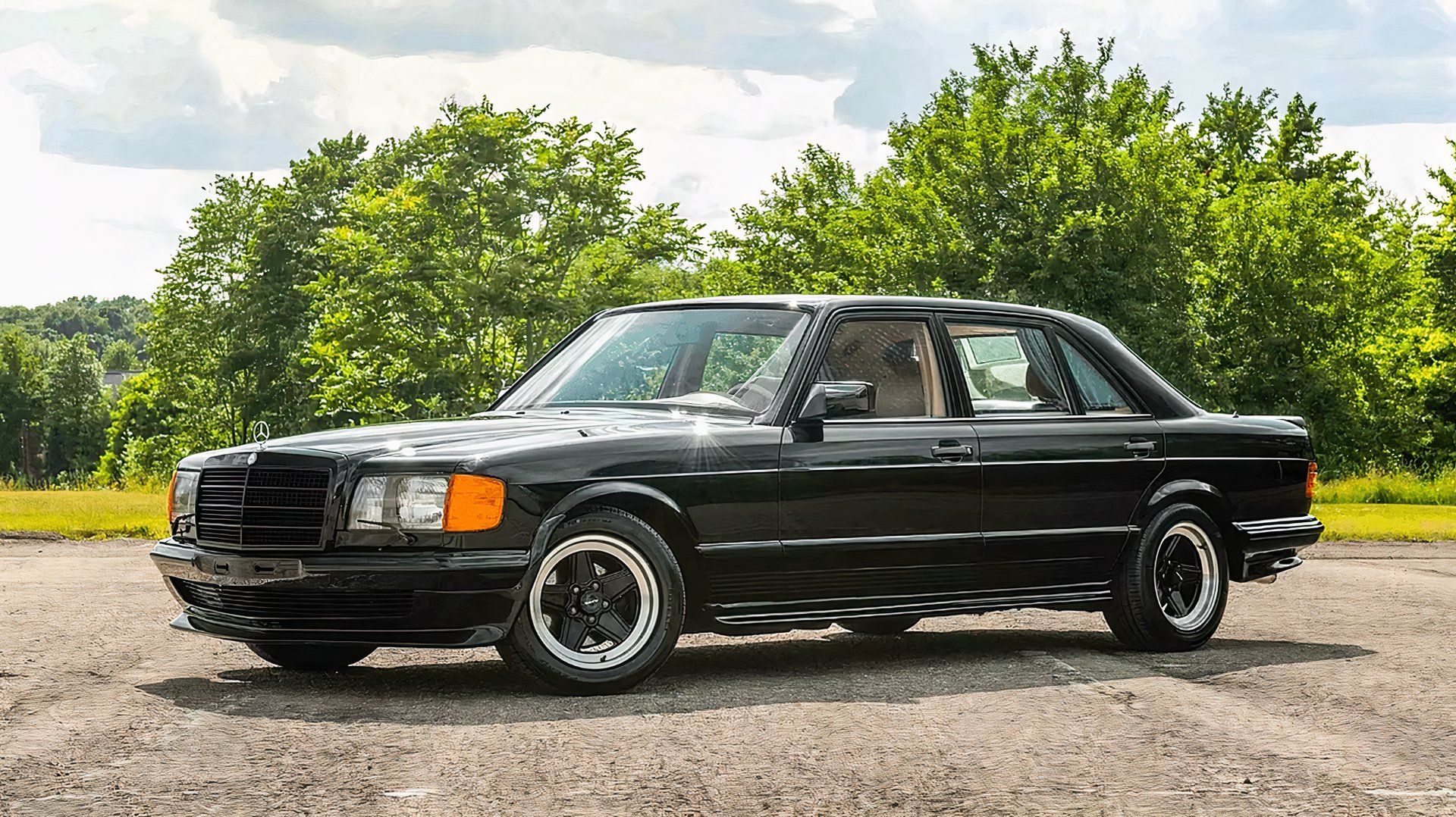 Cópia preta de um Mercedes-Benz 500SEL de 1984 estacionado