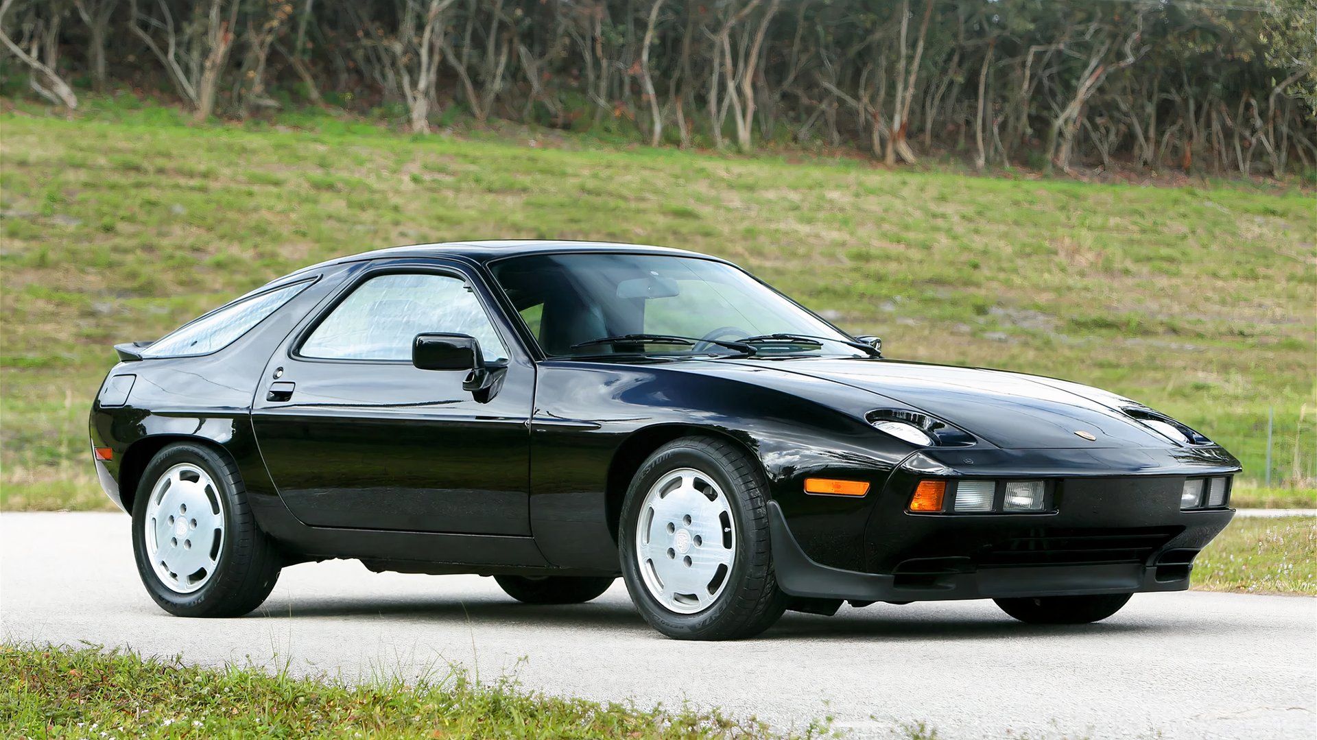 Porsche 928 S preto 1986 estacionado offroad 