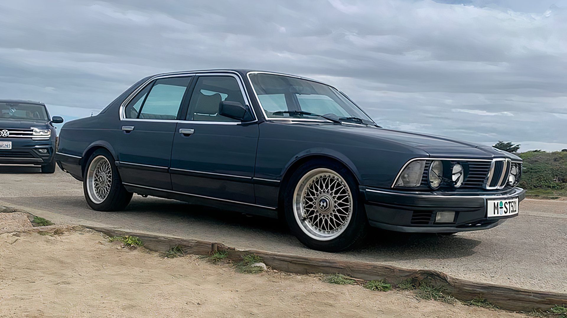 BMW 733i azul 1984 estacionado off-road 