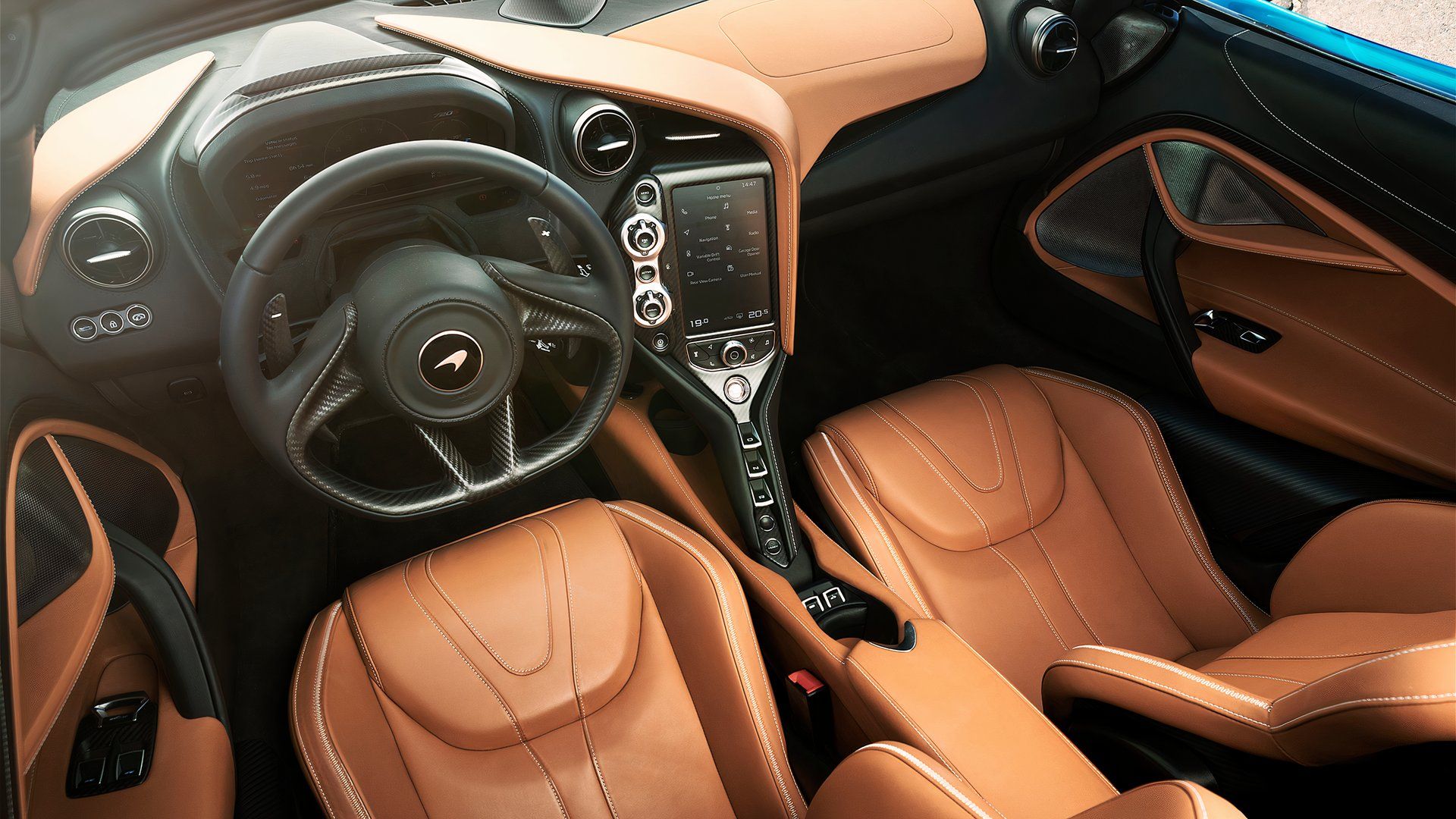 Interior azul 2023 McLaren 720S Spider na estrada 