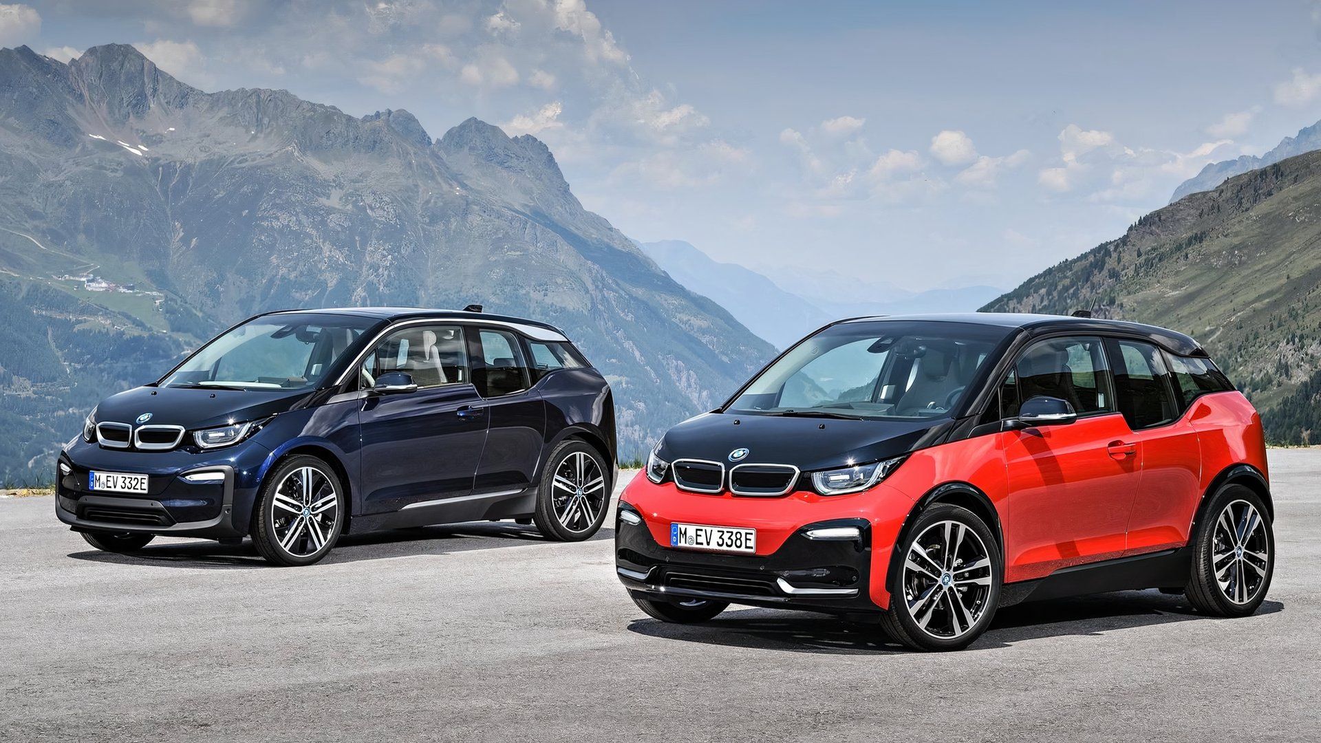 A 2018 BMW i3 (blue) and i3S (red) sitting side-by-side