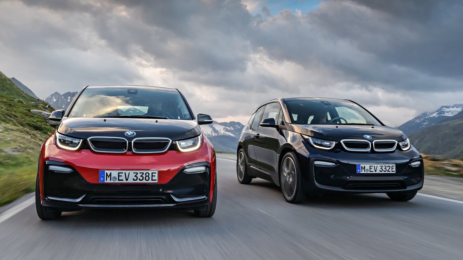 Um BMW i3 (azul) e um i3S (vermelho) 2018 dirigindo lado a lado