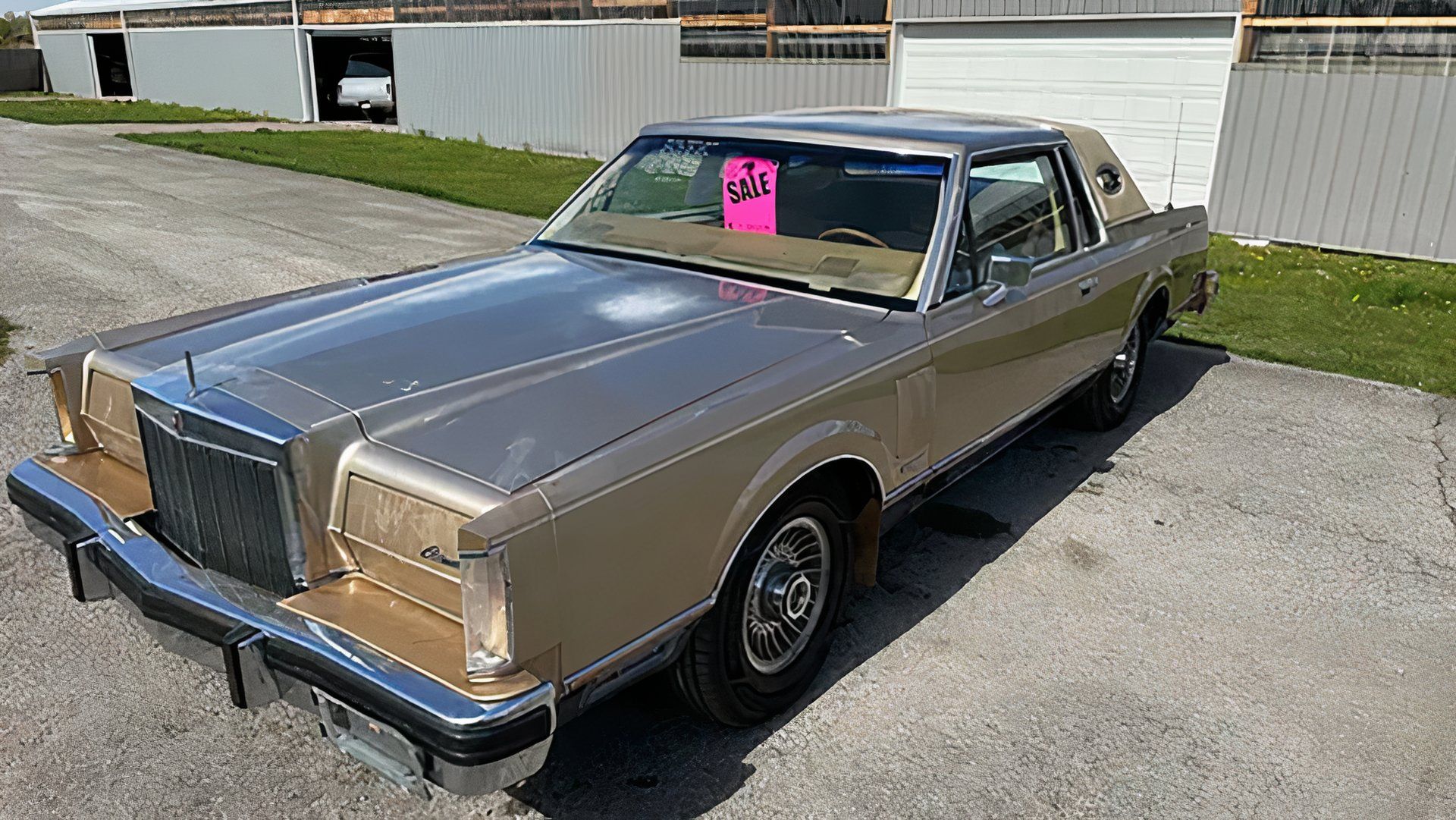 Bronze 1983 Lincoln Mark VII estacionado 