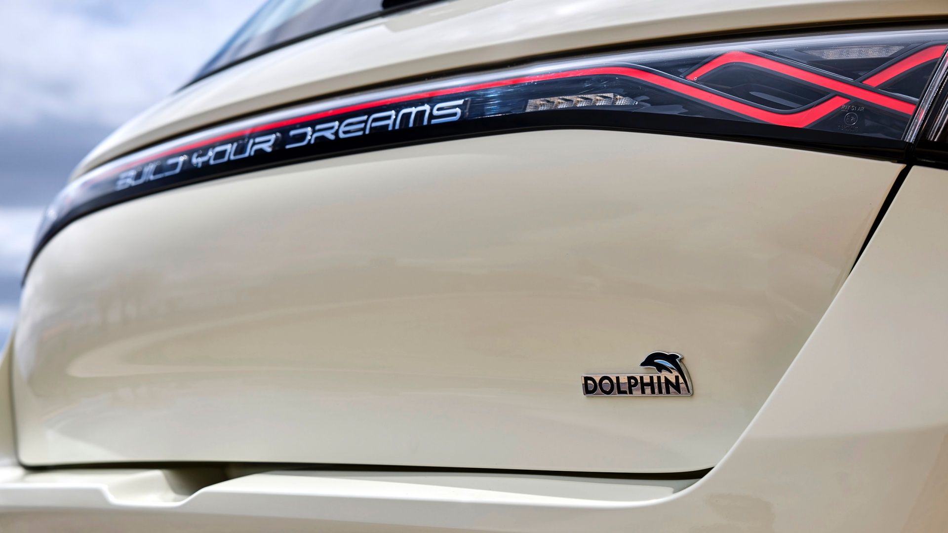 Detalhes traseiros BYD Dolphin White