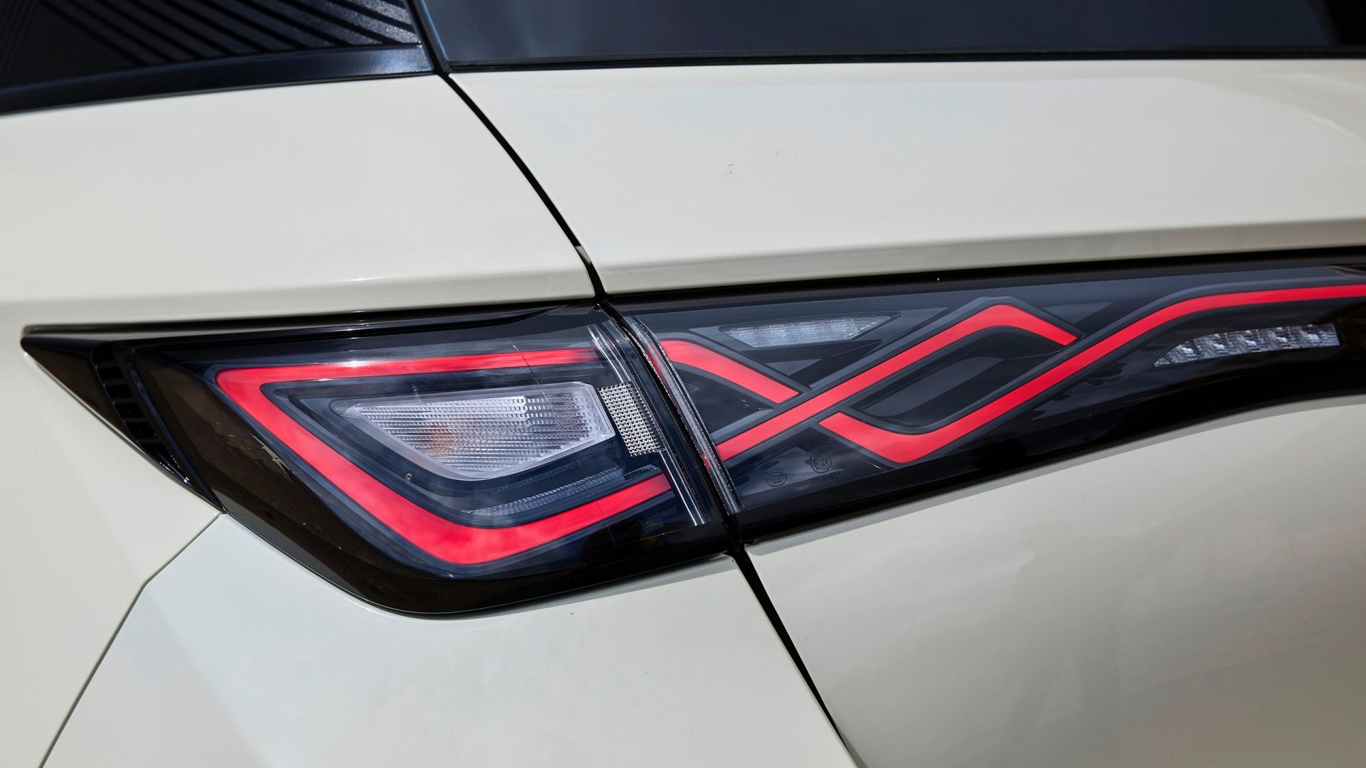 Luz traseira BYD Dolphin branca