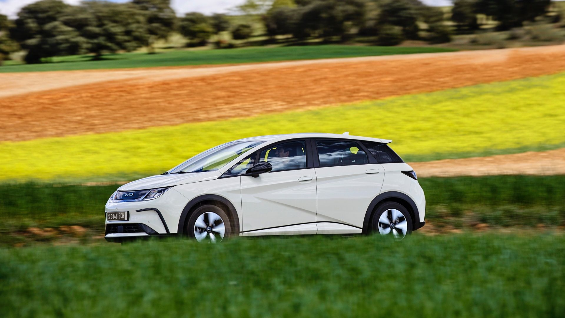 BYD Dolphin White tiro lateral na estrada
