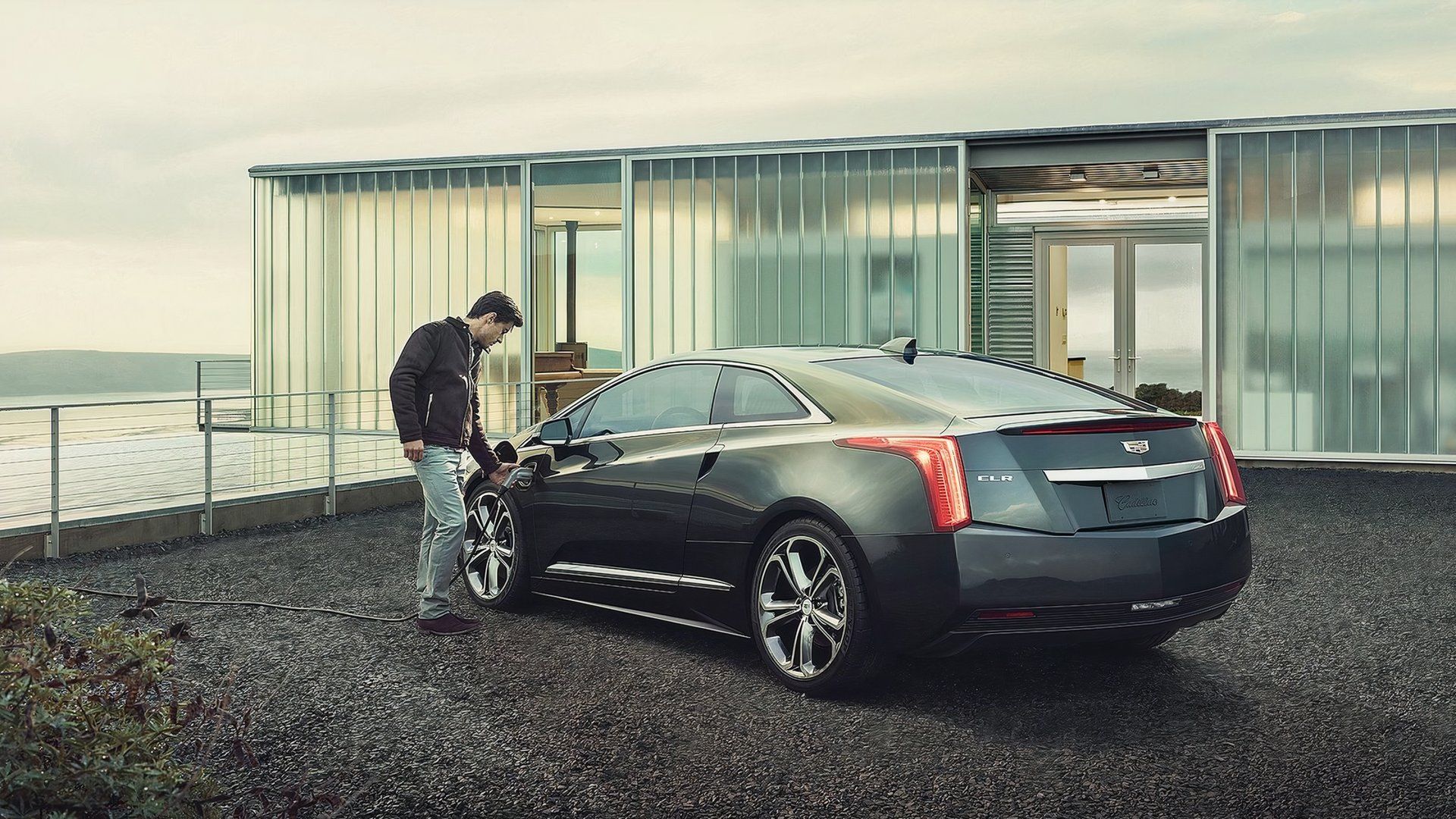 Vista traseira 3/4 de um Cadillac ELR 2016