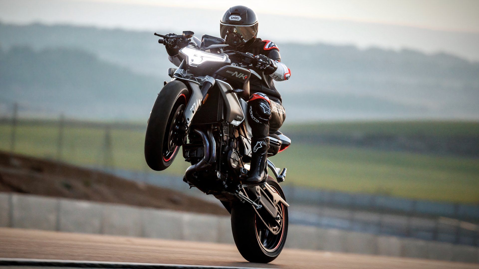 CFMoto 800NK Wheelie