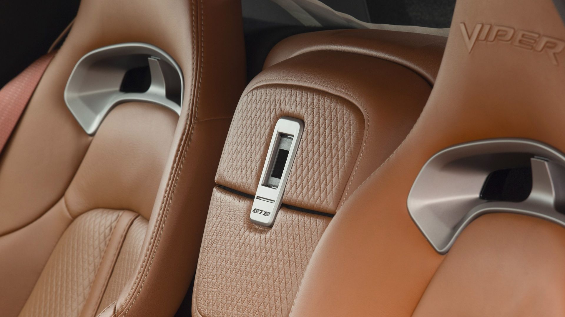 Foto do interior de um Dodge Viper GTC 2017