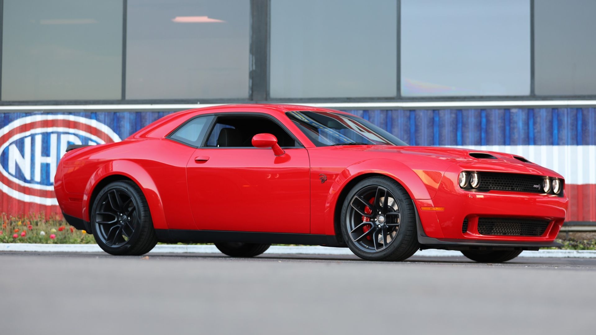 Foto frontal 3/4 de um Dodge Challenger SRT Hellcat 2019