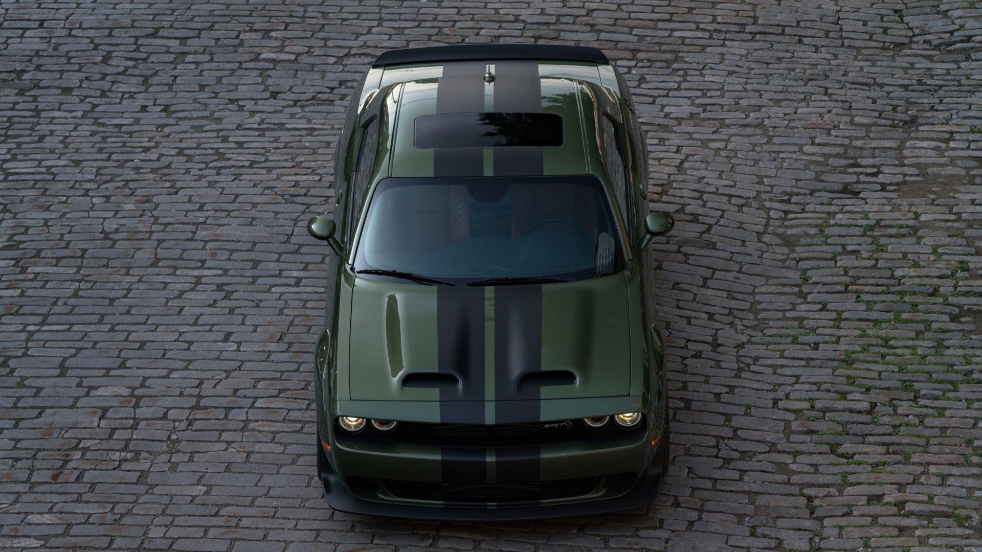 Foto aérea frontal de um Dodge Challenger SRT Hellcat 2023