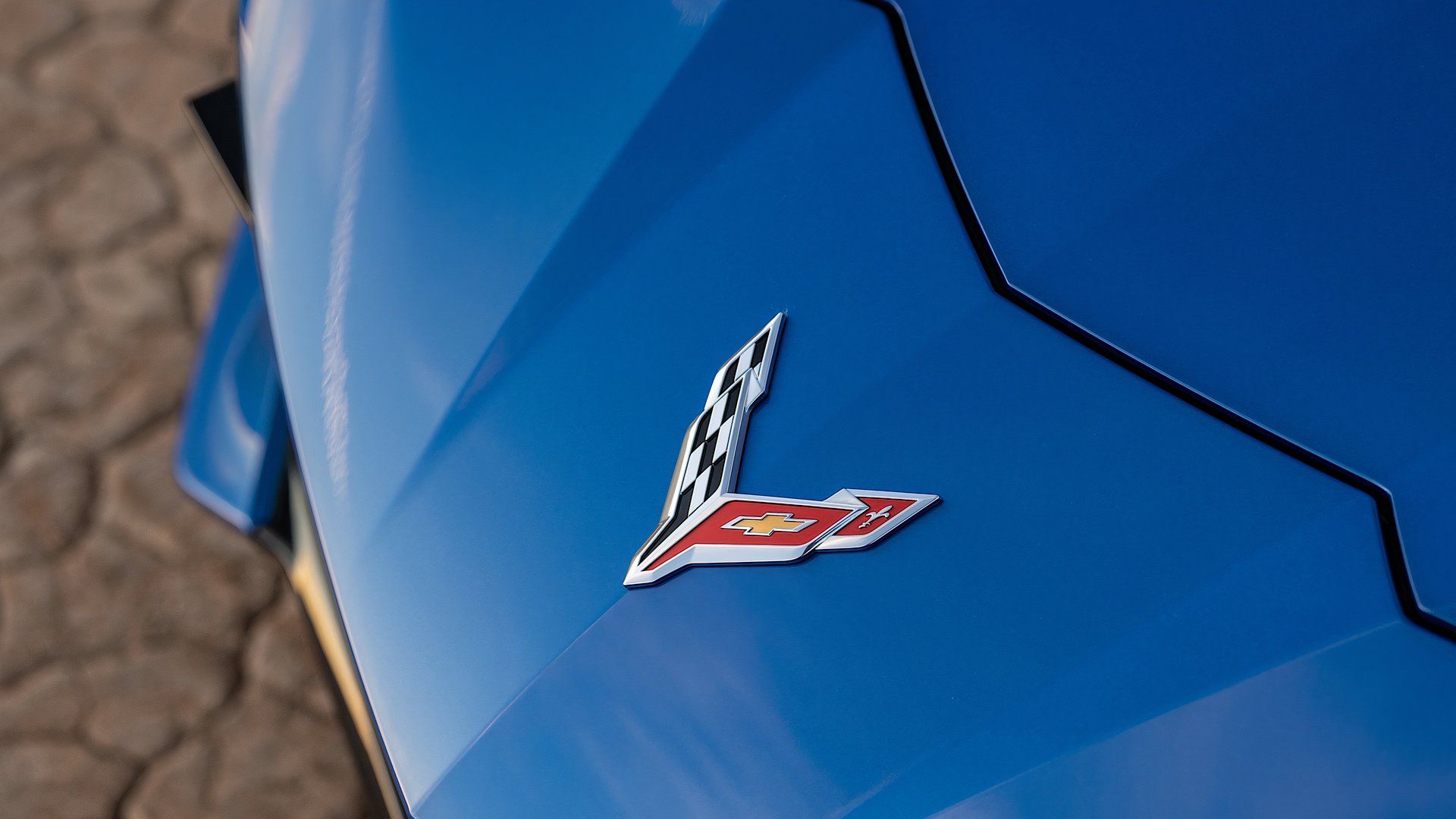Chevrolet Corvette Stingray 2024 com emblema azul no capô