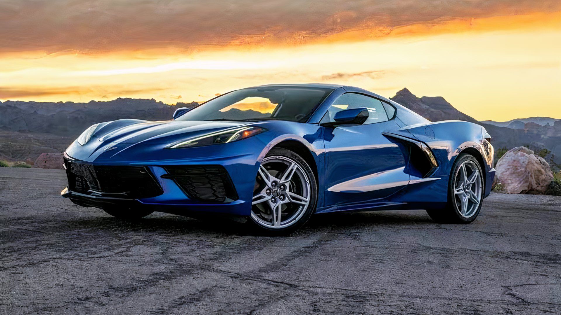 2024 Chevrolet Corvette Stingray em azul Posando no deserto