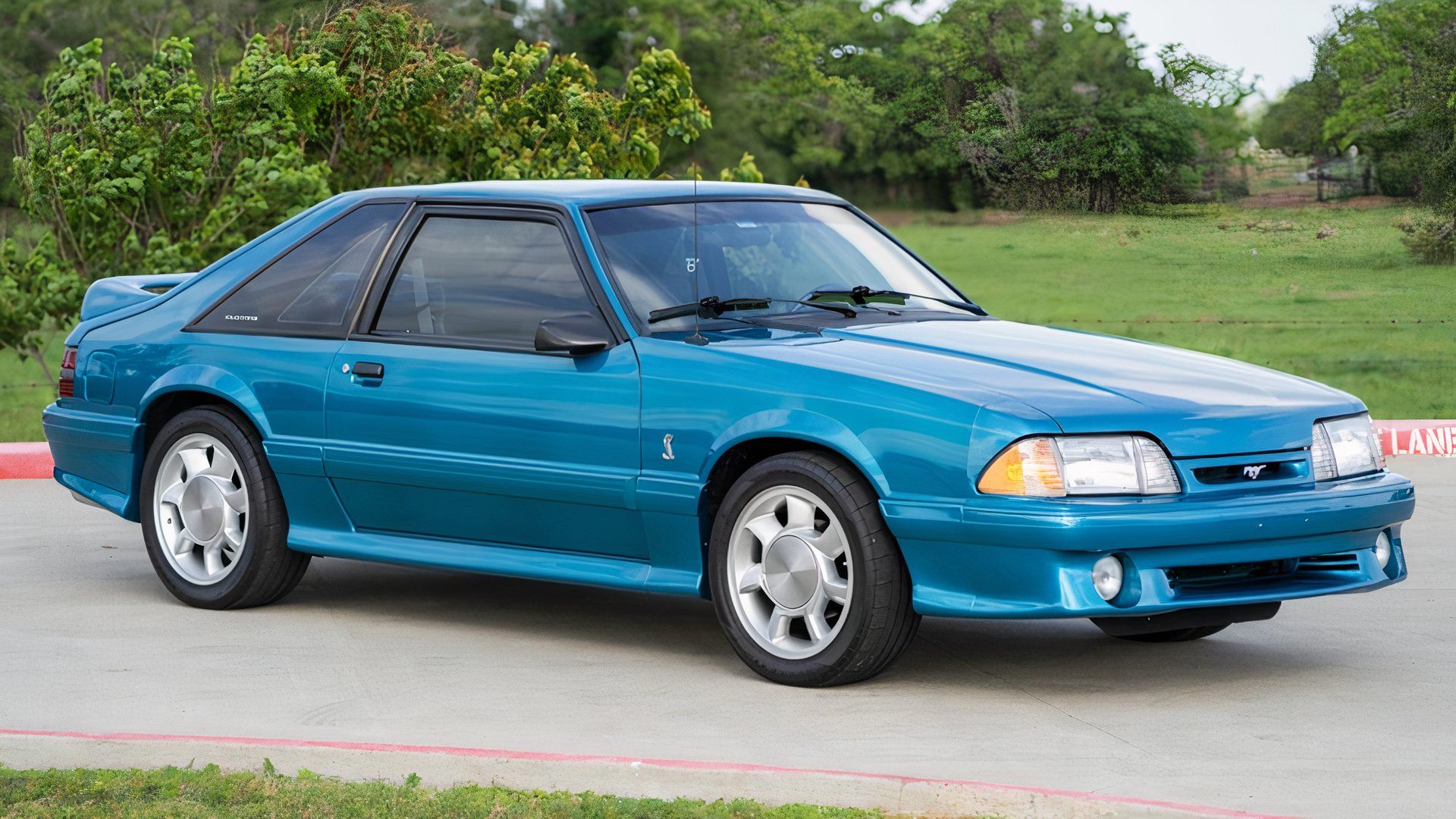 Vista lateral 3/4 do Ford Mustang SVT Cobra 1993