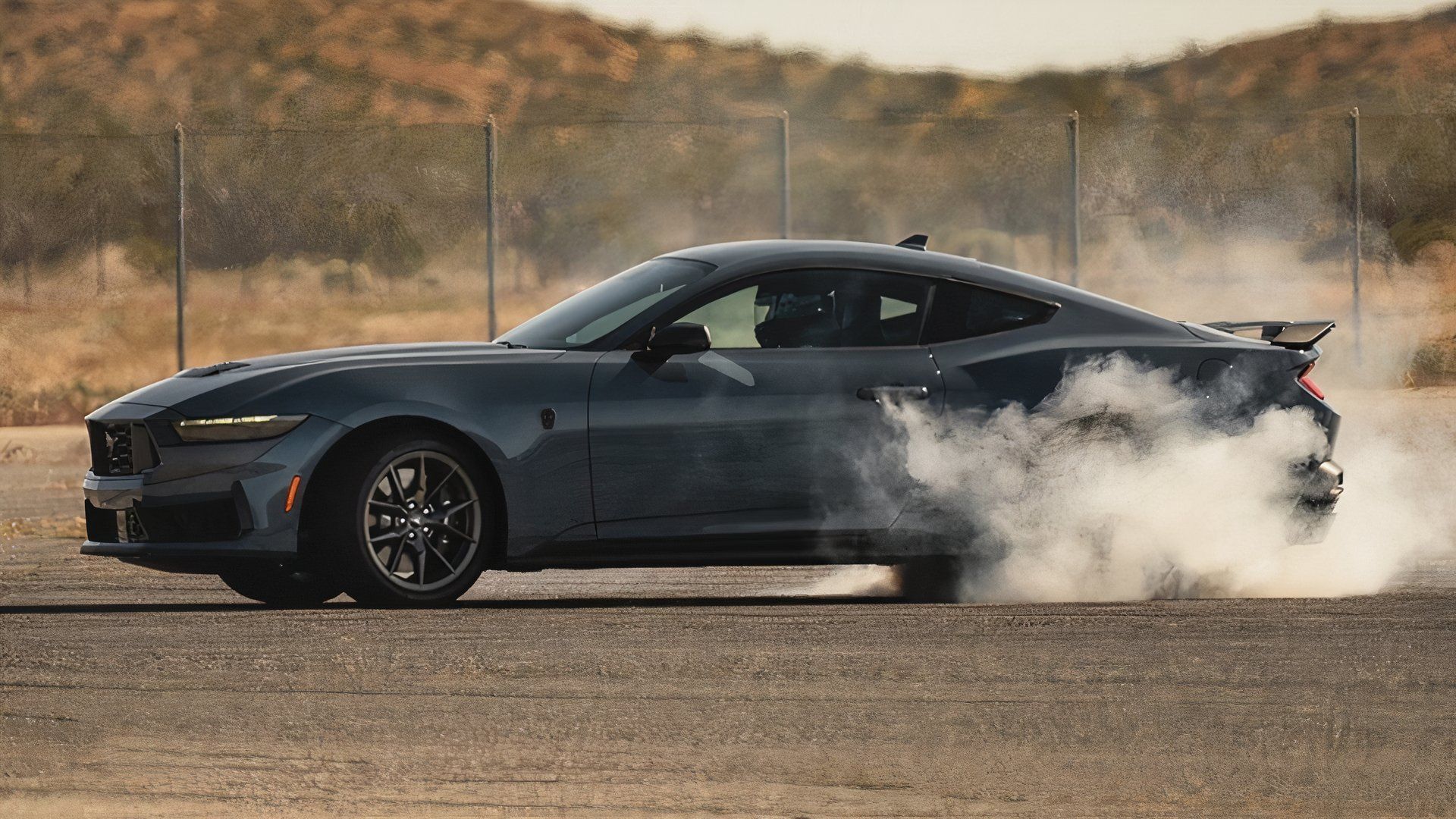 Vista lateral do Ford Mustang 2024 fazendo um burnout