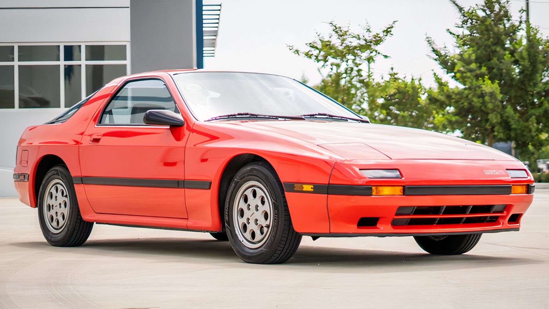 Vista lateral 3/4 do Mazda RX-7 1986