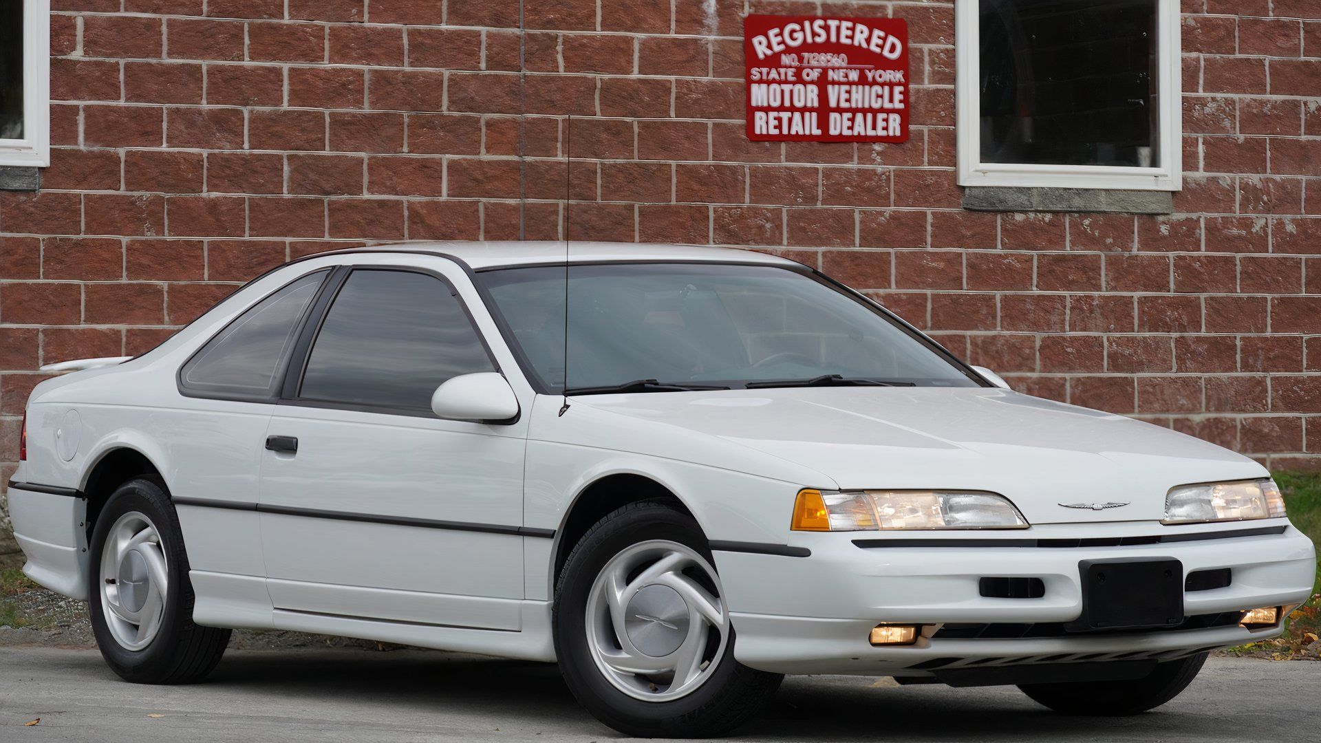 Vista lateral 3/4 do Ford Thunderbird SC 1989