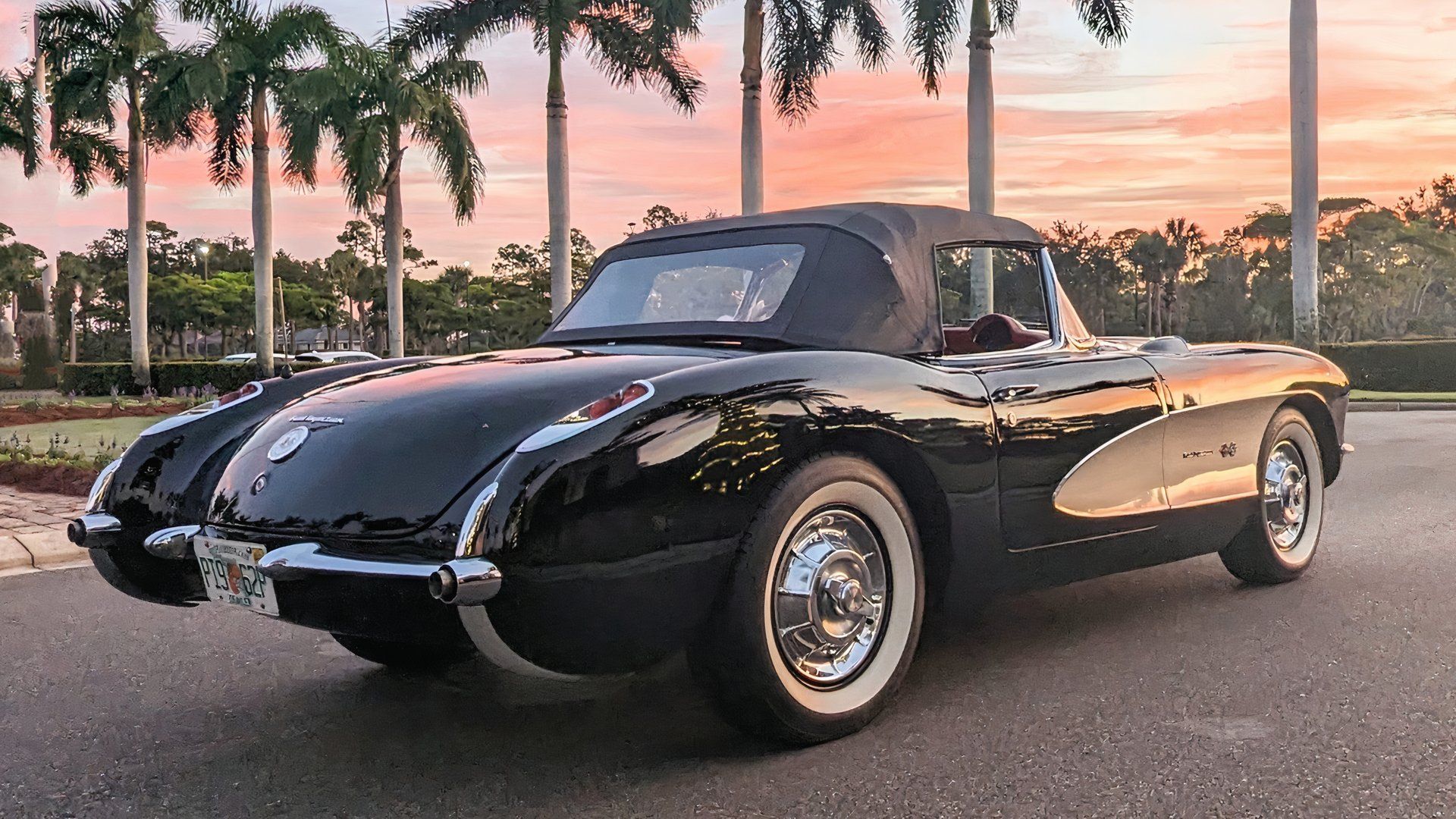 Vista traseira 3/4 do Chevrolet Corvette preto 1957