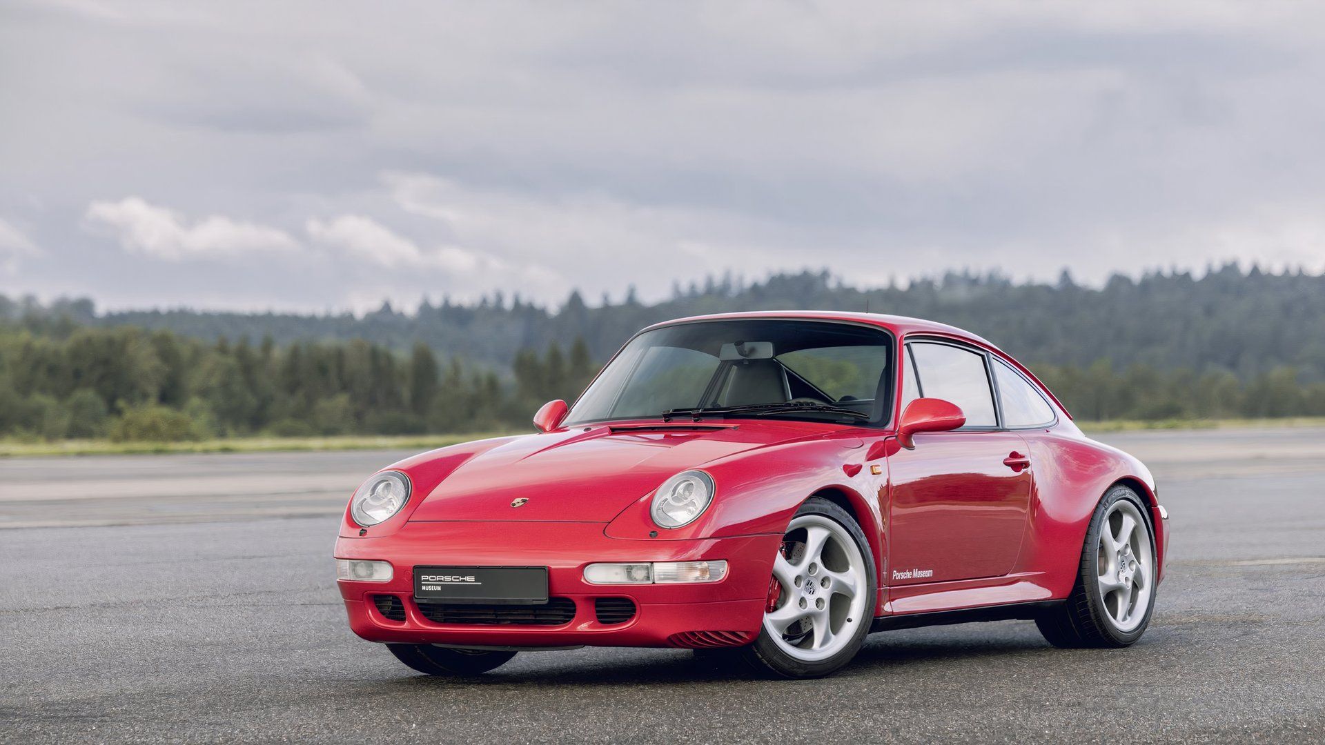 Porsche 911 (993) vermelho 1994-1998 na estrada
