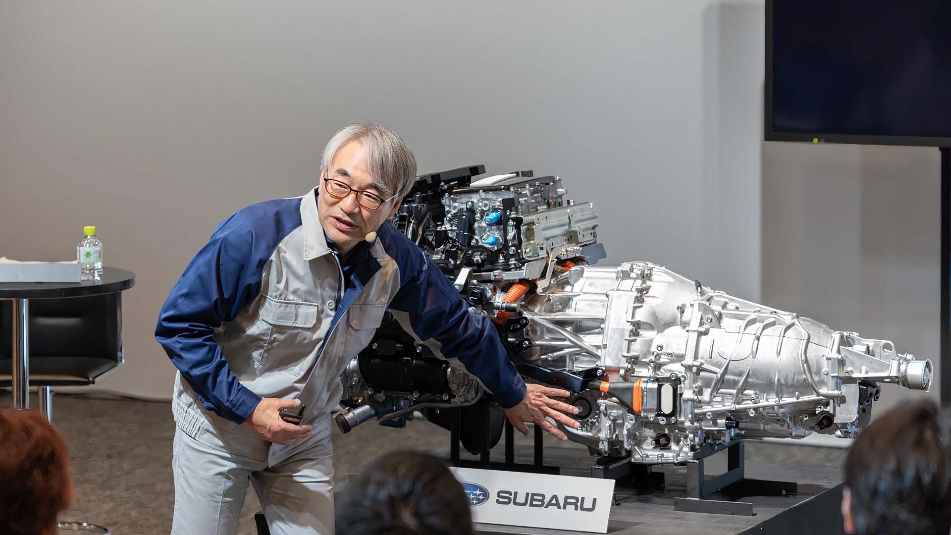 CTO da Subaru, Tetsuo Fujiniki, apresentando o sistema de transmissão boxer híbrido de próxima geração da Subaru