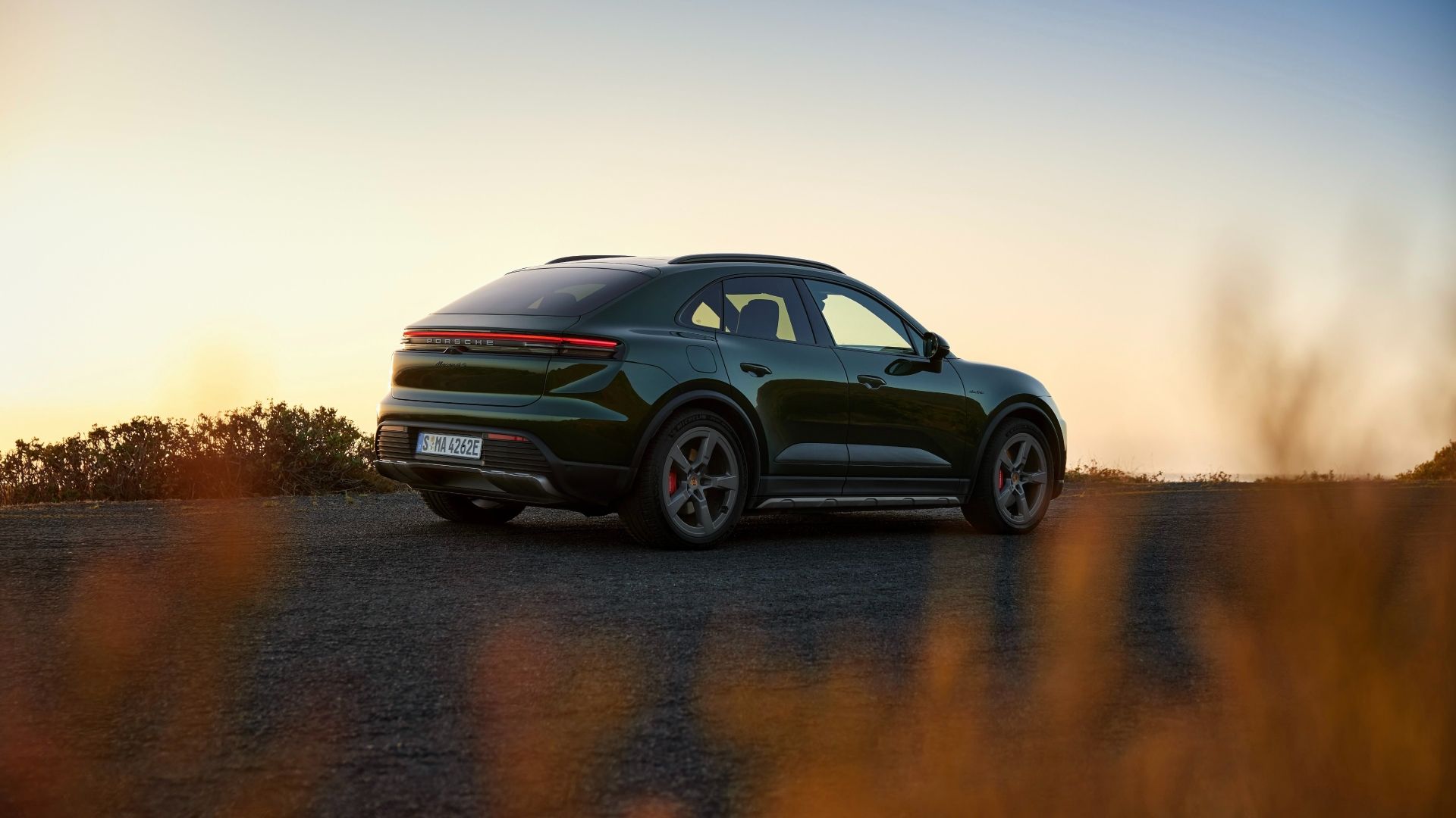 Foto traseira de três quartos de um Porsche Macan Electric