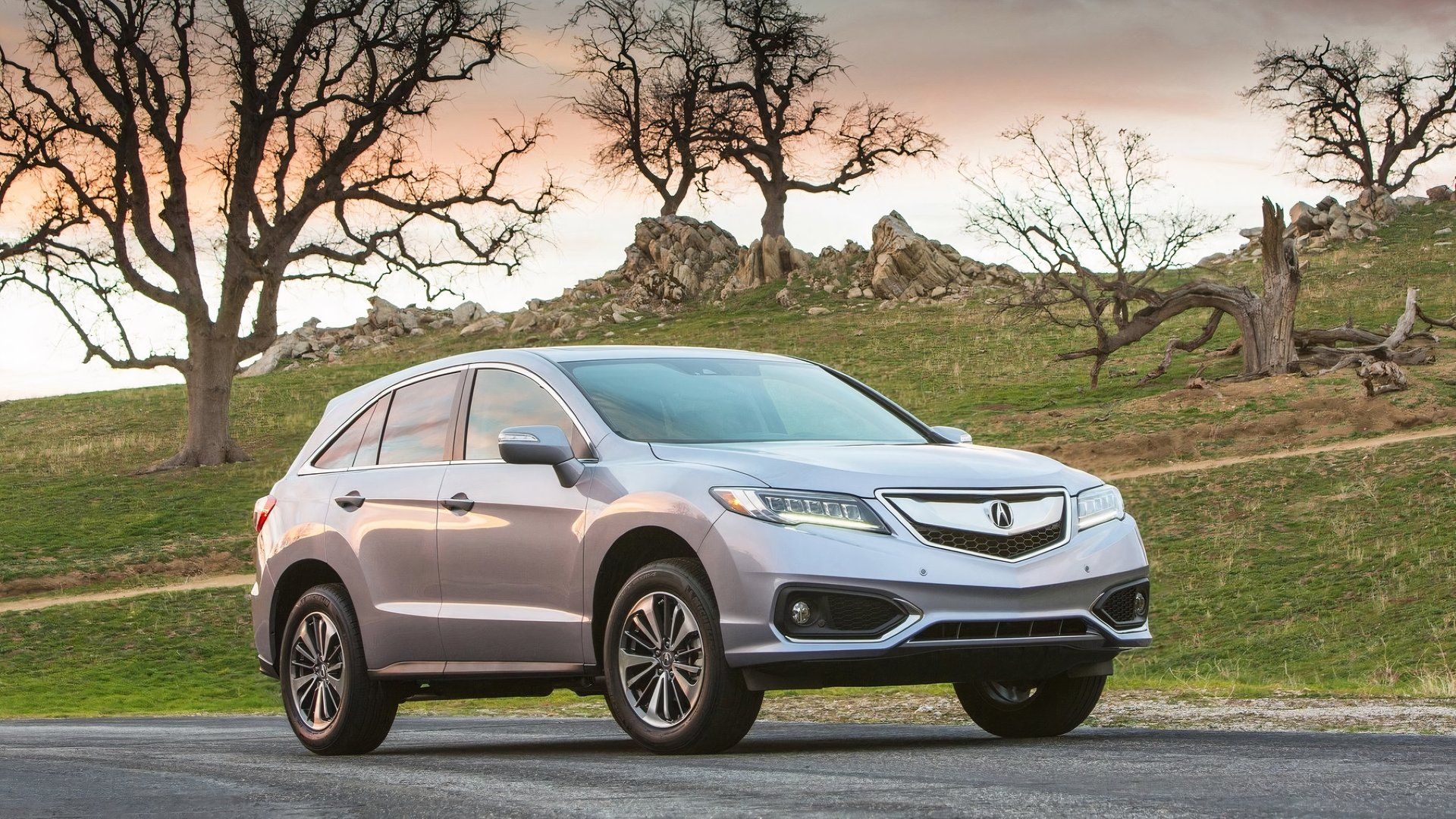 Foto frontal 3/4 de um Acura RDX 2016 estacionado