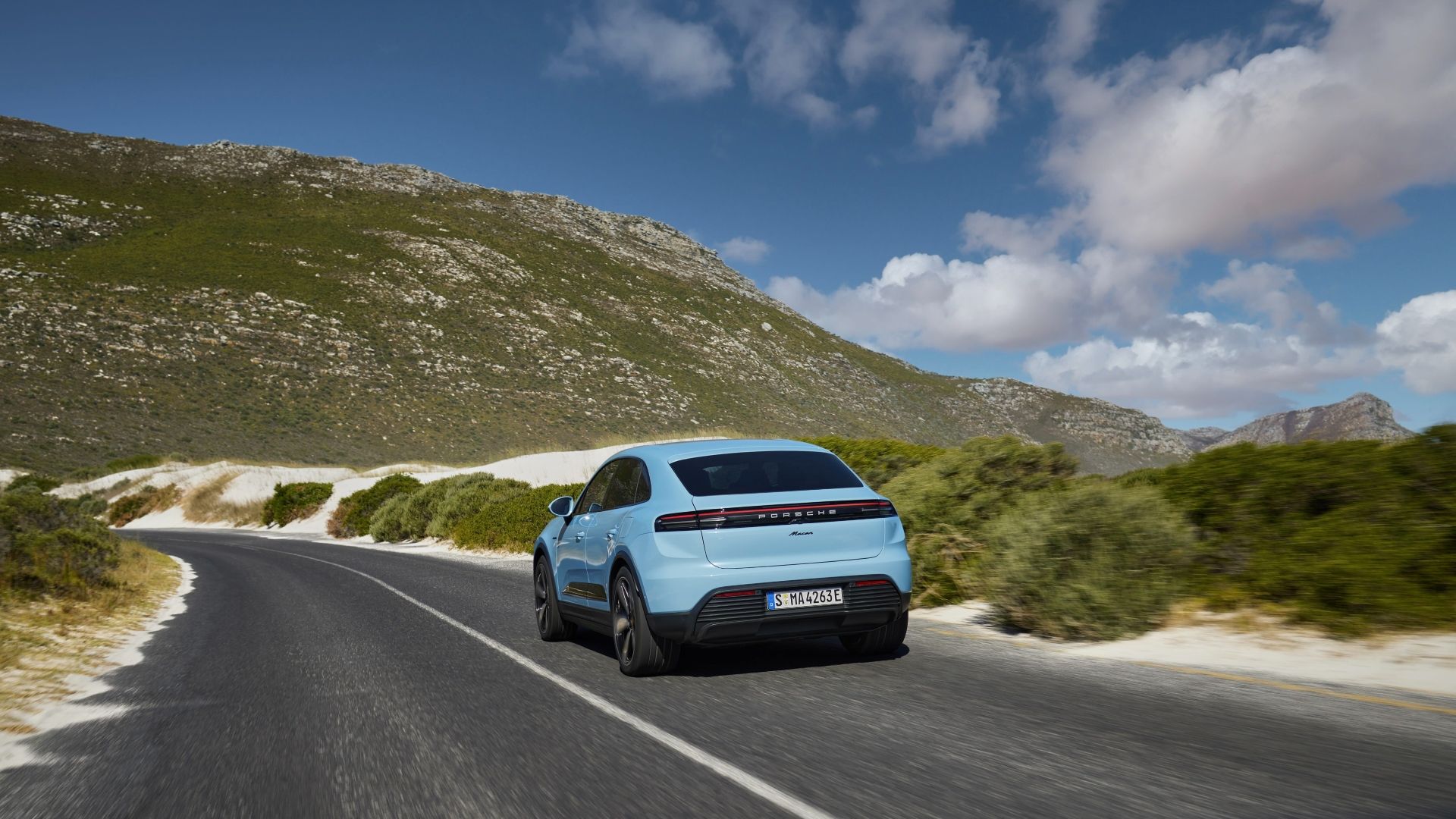 Foto traseira de três quartos de um Porsche Macan Electric