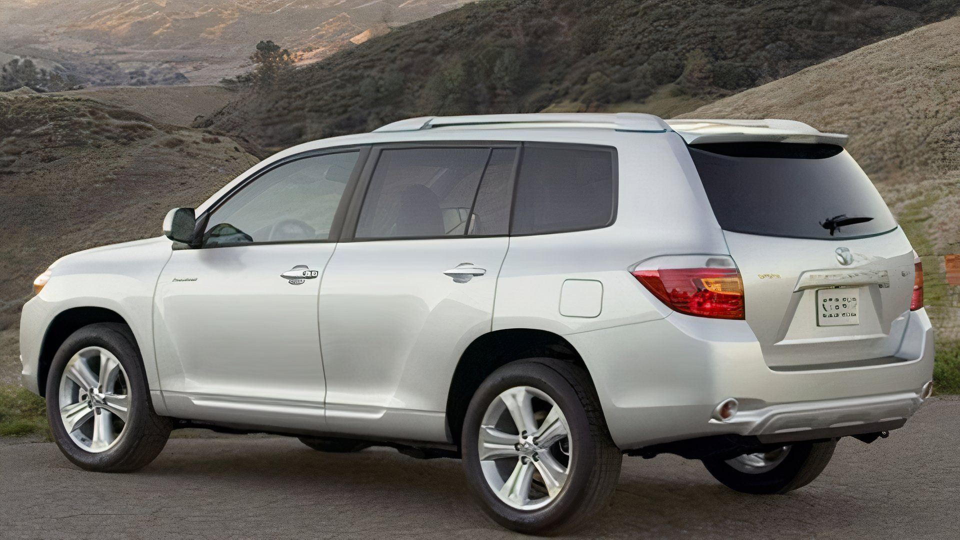 Toyota Highlander Silver 2010 estacionado, ângulo lateral