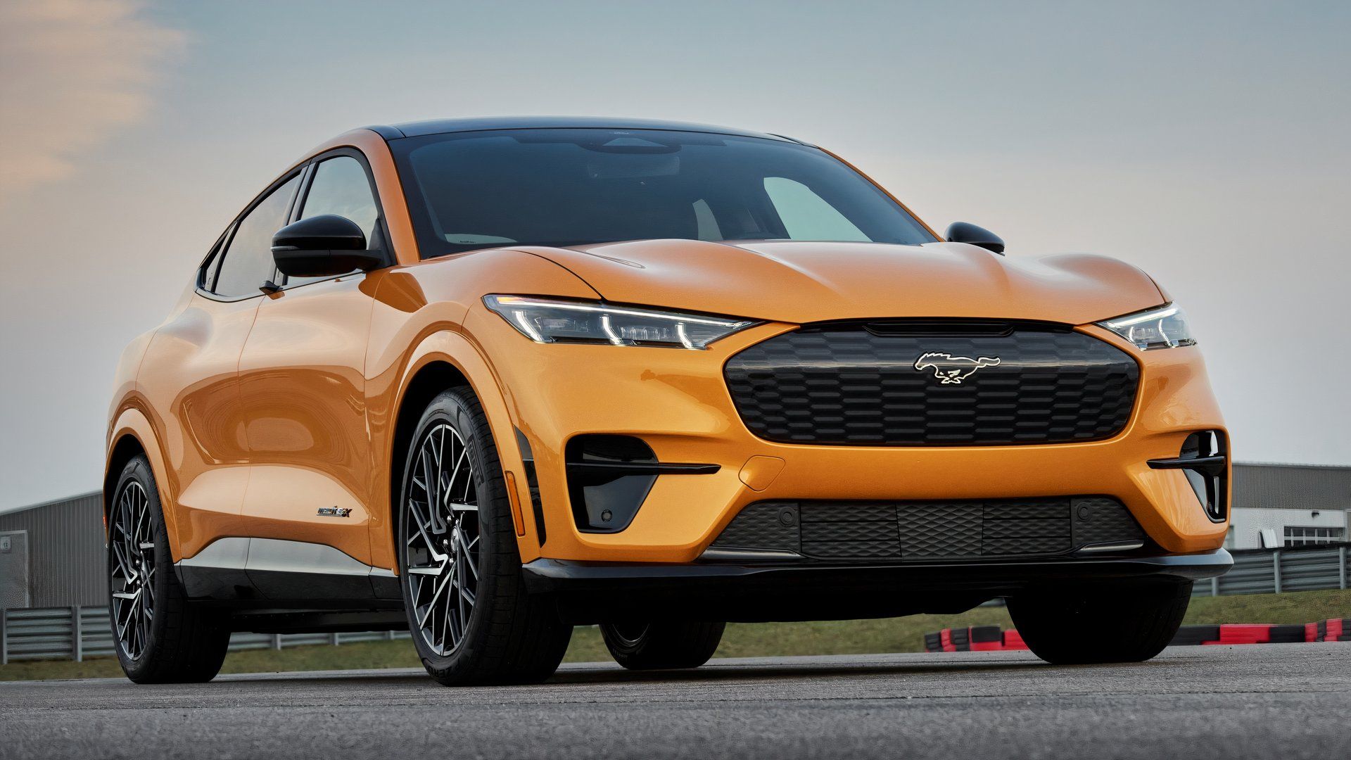 2021 Mustang Mach E GT Performance Edition frente 3/4 shot