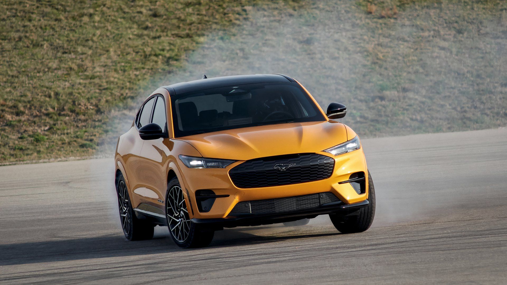 Mustang Mach E GT 2021 Drifting em uma pista