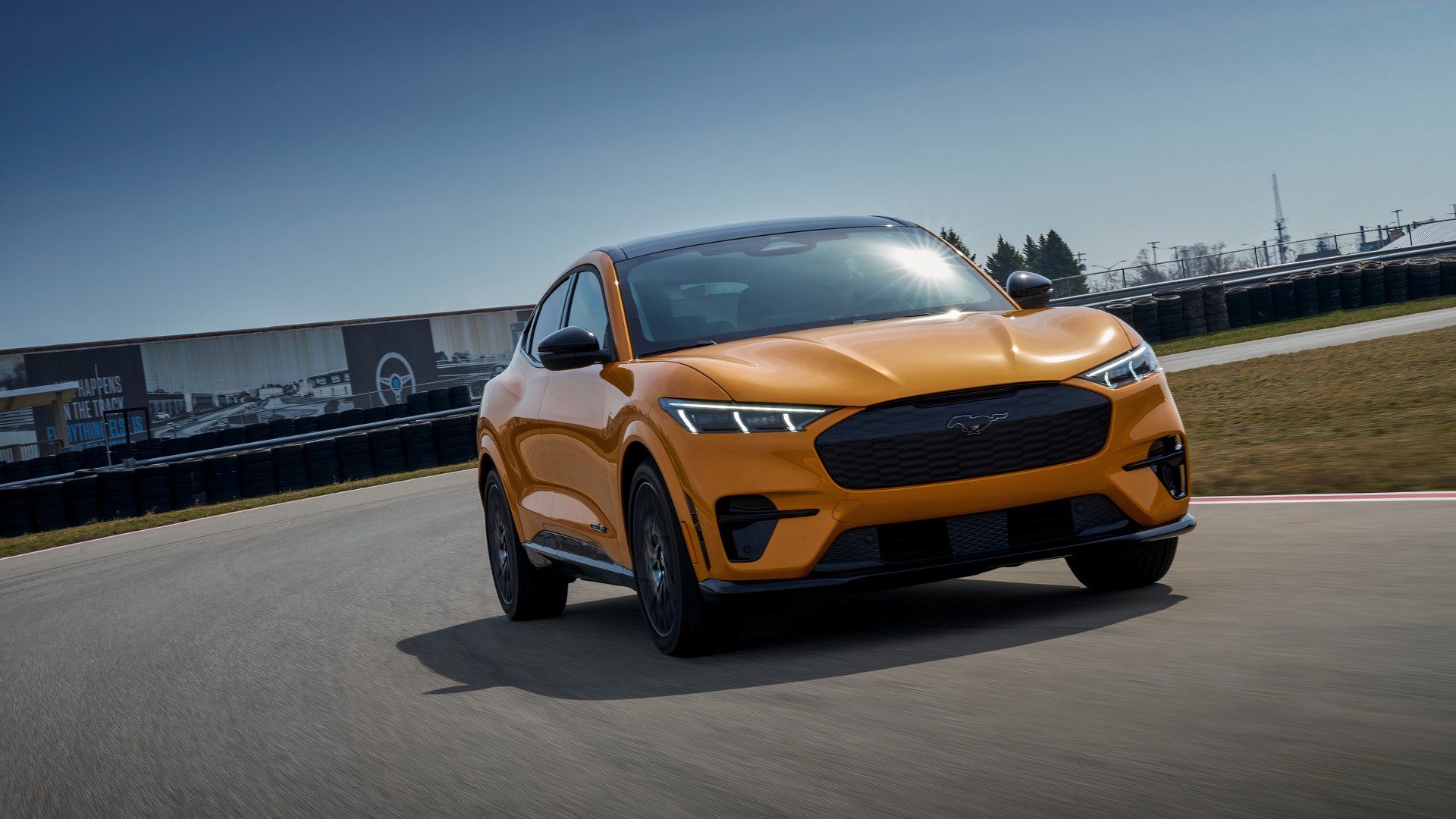 Mustang Mach E GT 2021 dirigindo em uma pista
