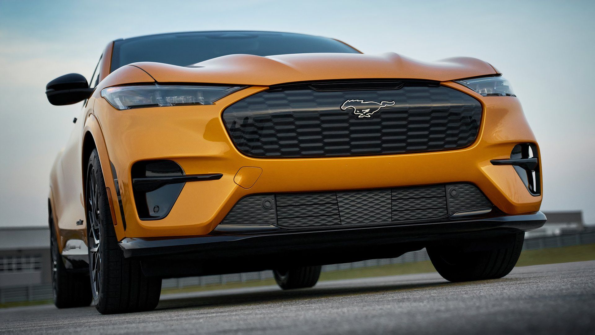 Foto da frente do Mustang Mach E GT 2021