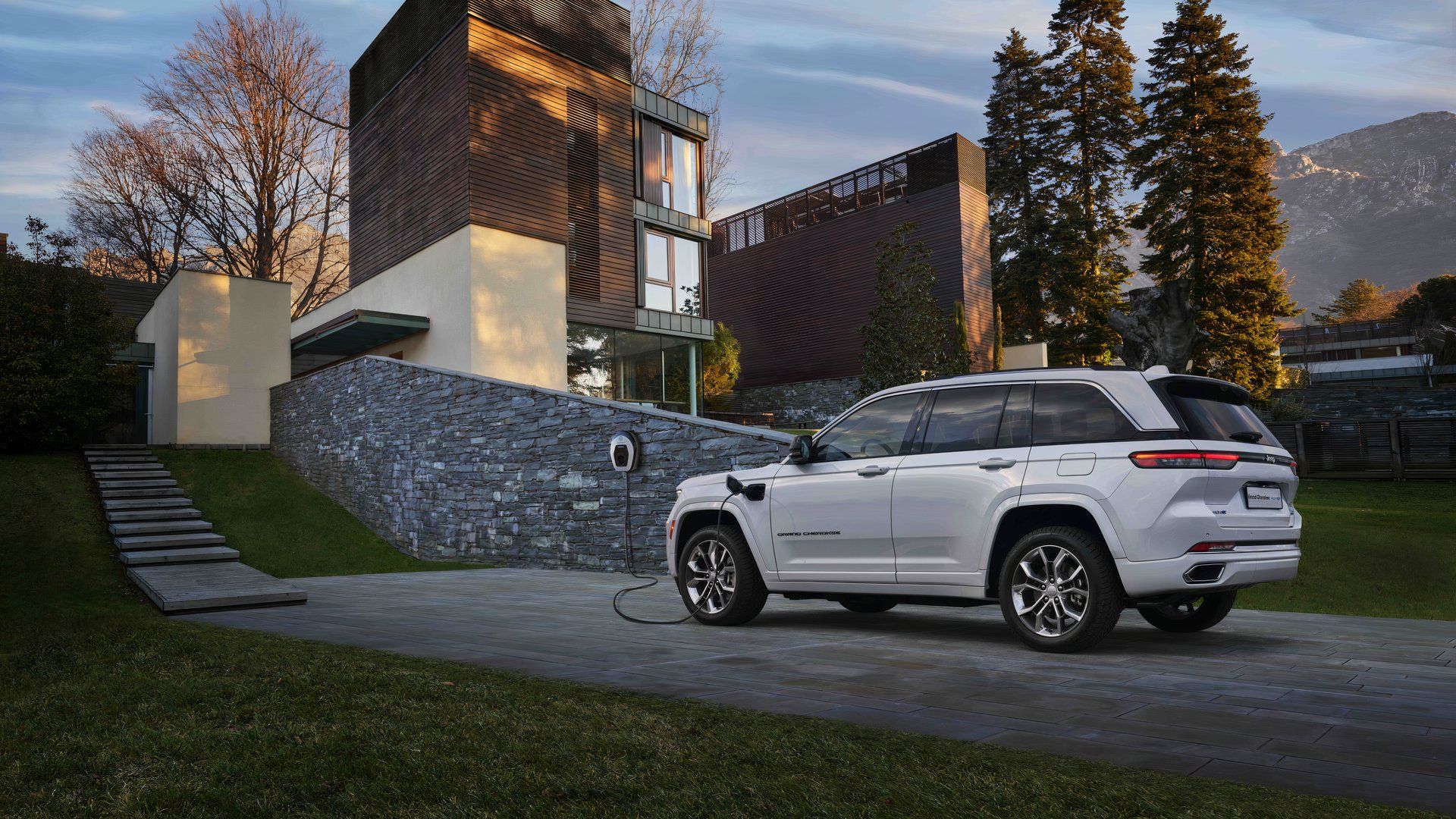 2024 Jeep Grand Cherokee 4xe Hybrid Rear End Shot