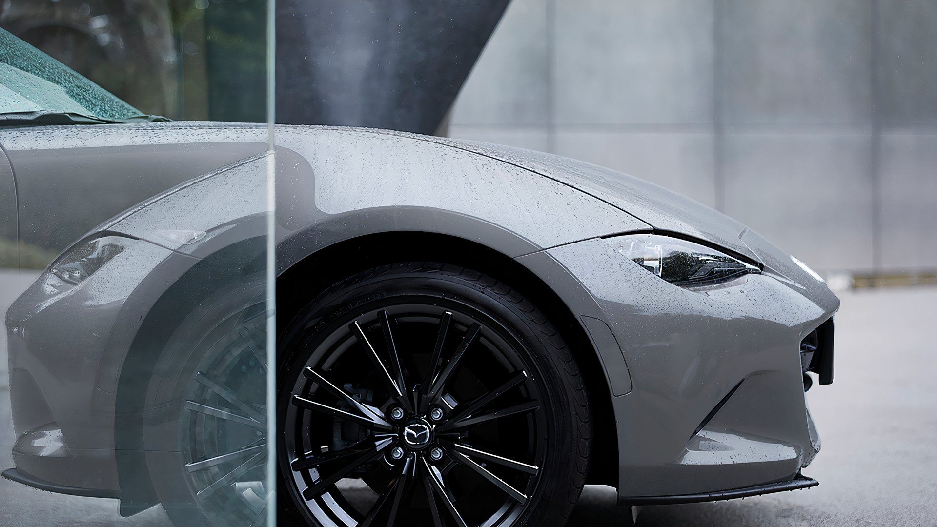 O para-choque dianteiro de um Mazda MX-5 2024