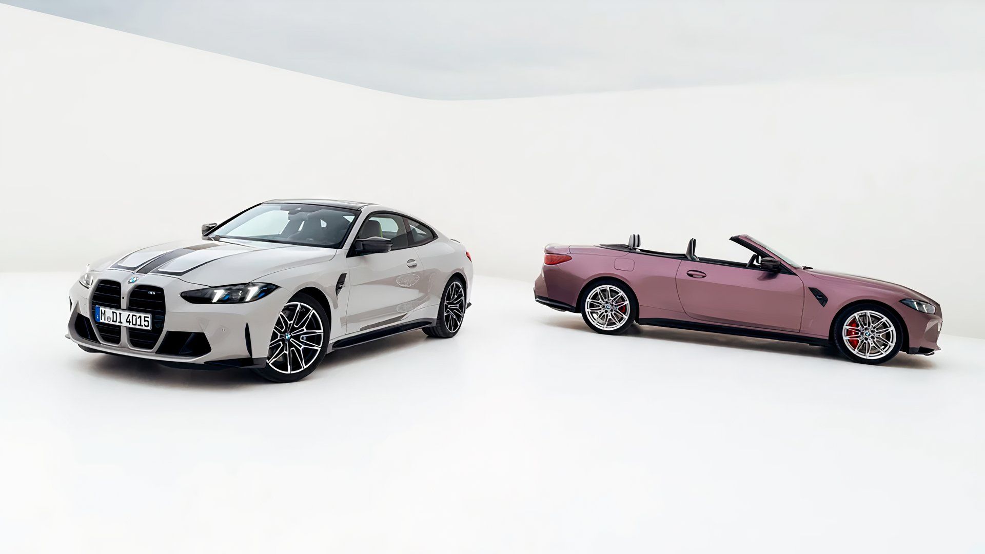 Um BMW M4 Competition Coupe Cinza 2025 e um BMW M4 Competition Conversível Rosa 2025